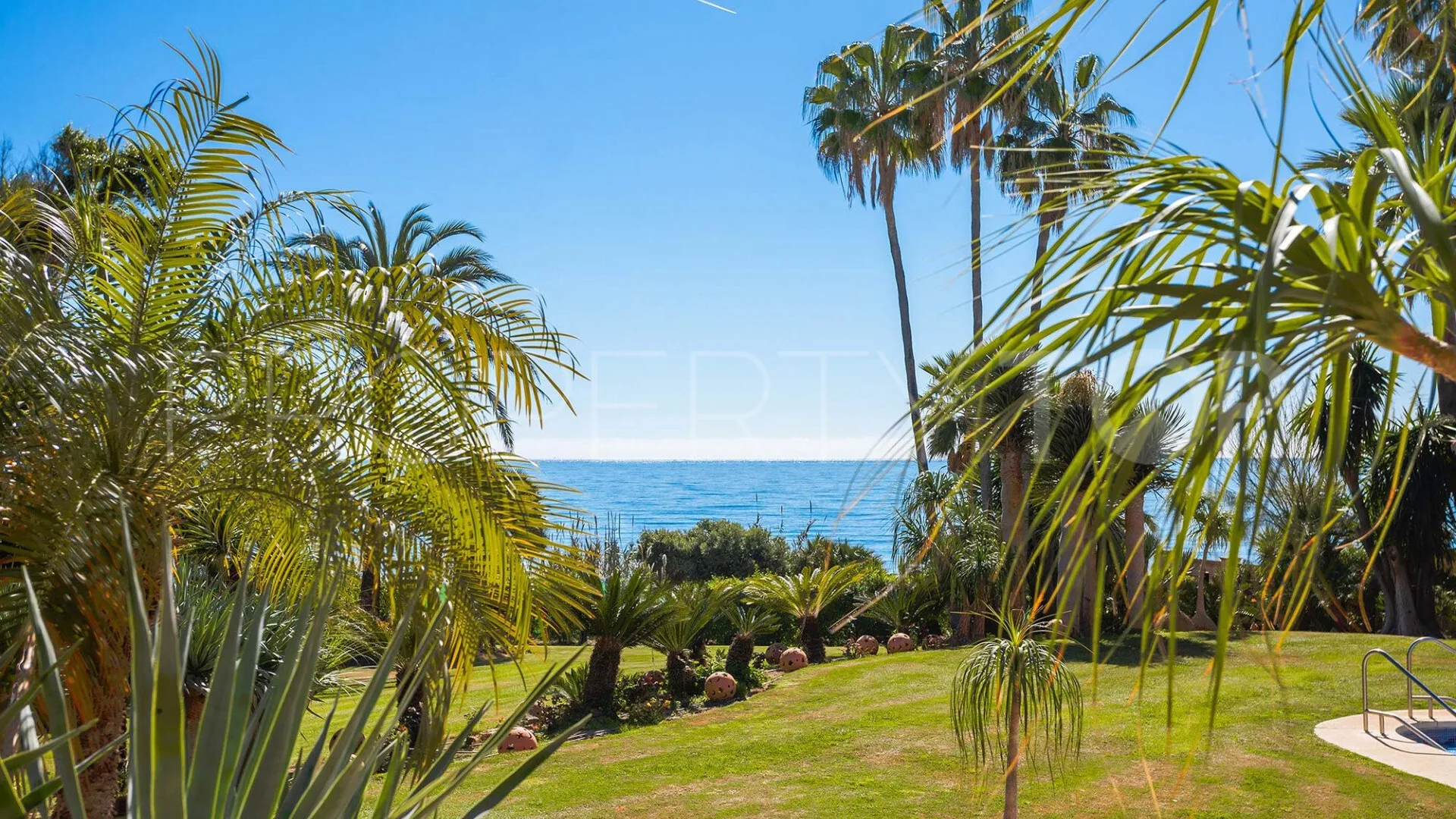 Buy Estepona 8 bedrooms villa