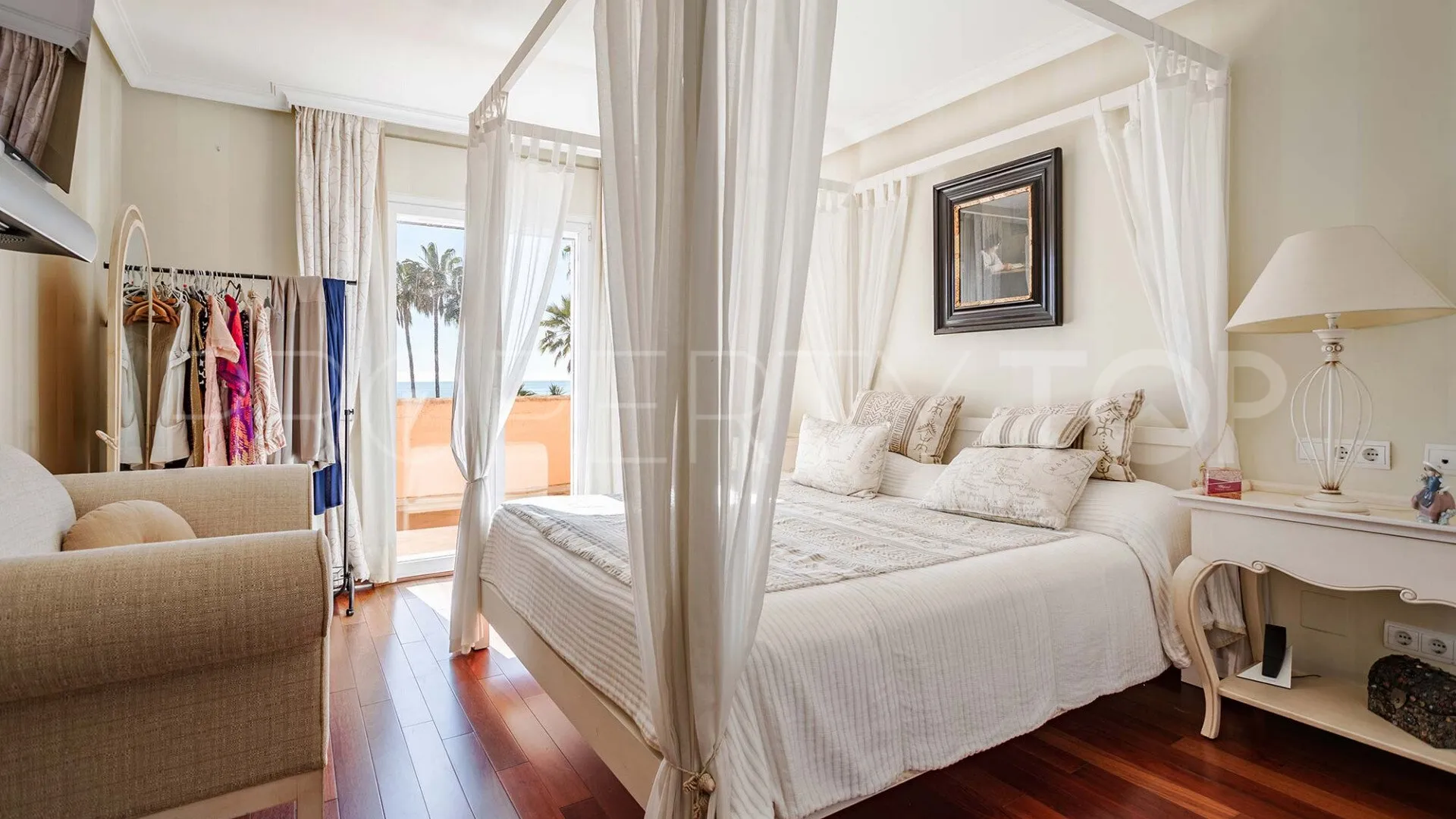 Buy Estepona 8 bedrooms villa