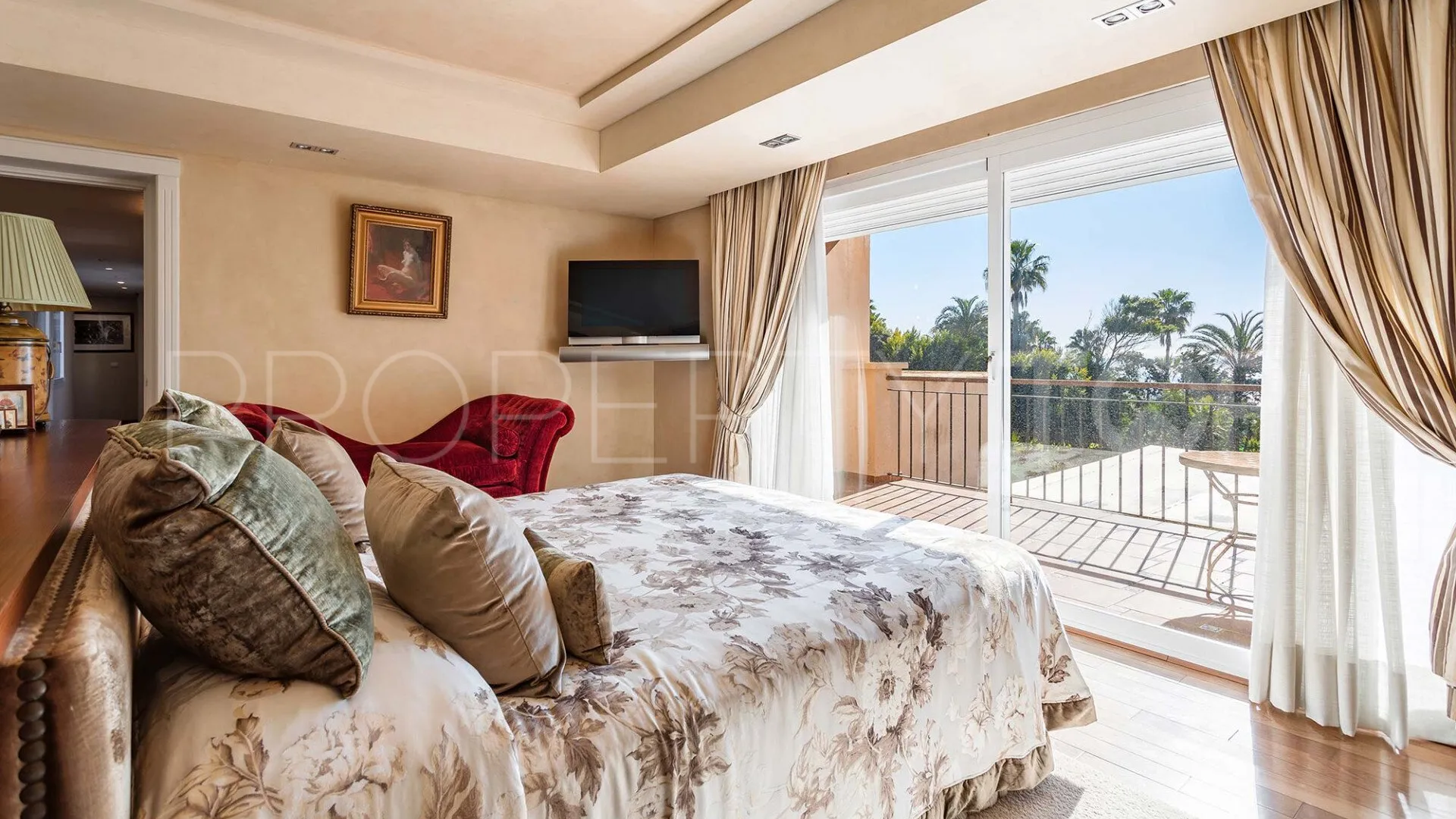 Buy Estepona 8 bedrooms villa