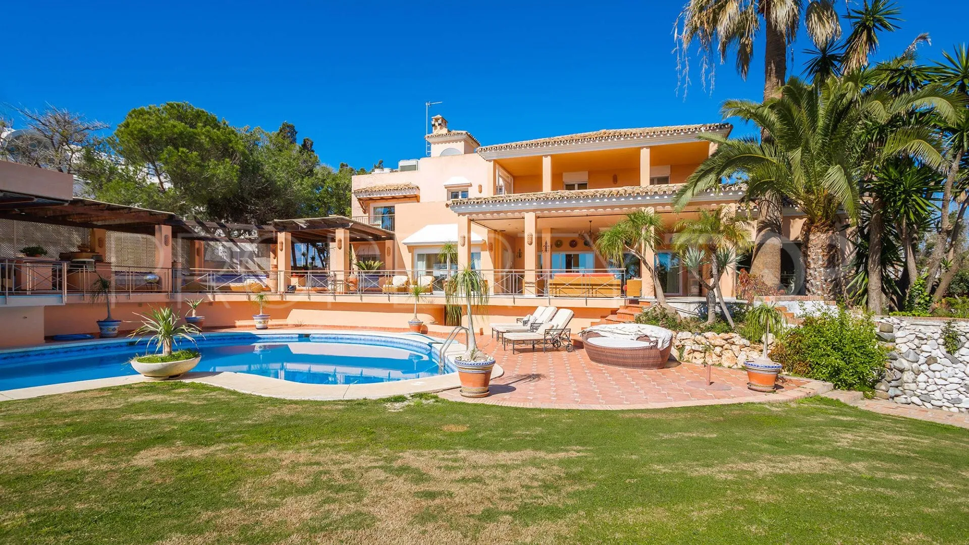 Buy Estepona 8 bedrooms villa