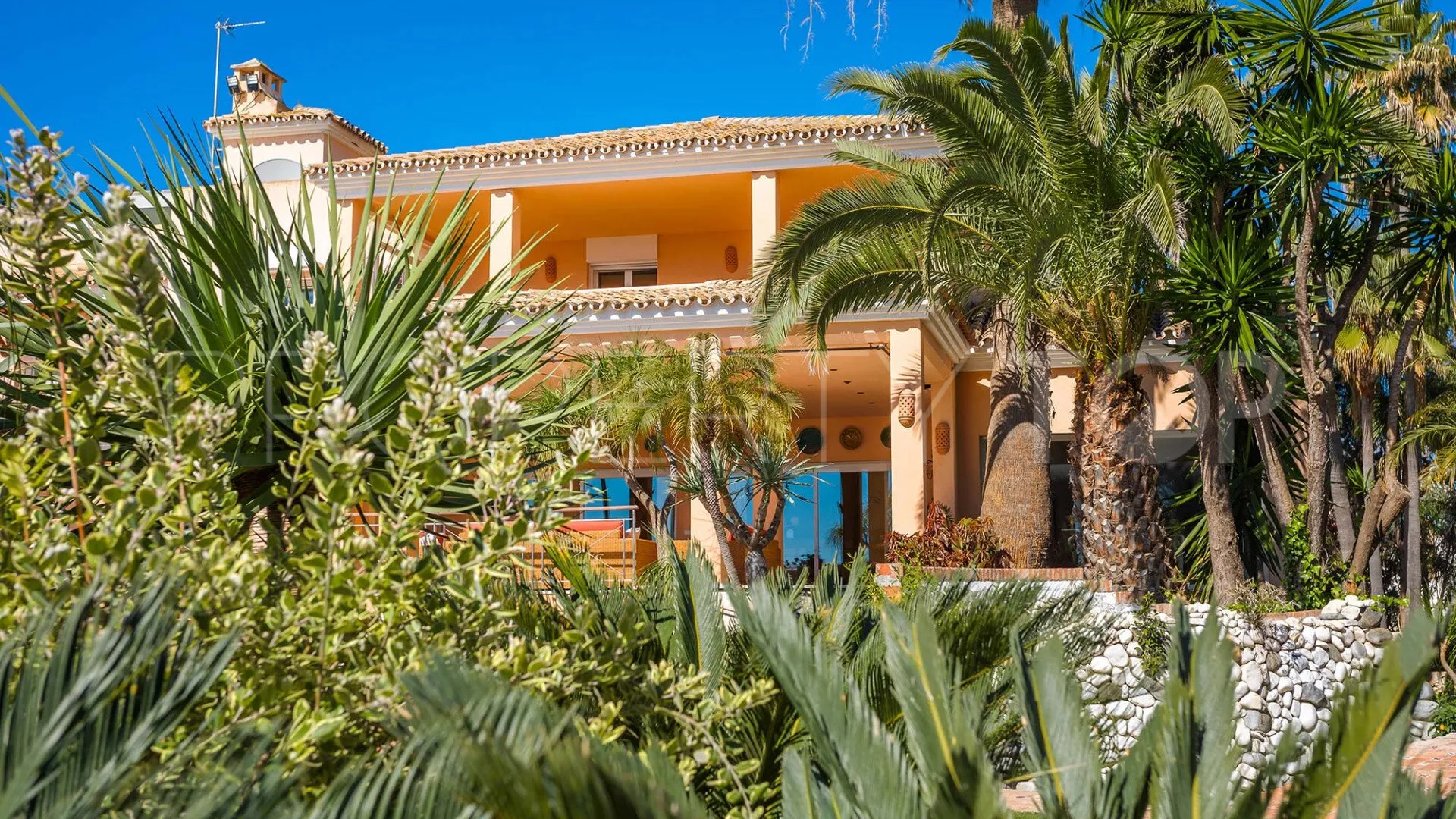 Buy Estepona 8 bedrooms villa