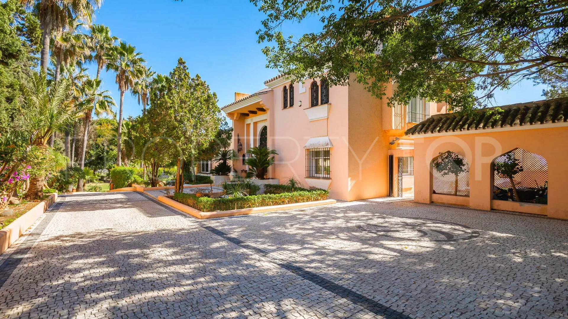 Buy Estepona 8 bedrooms villa