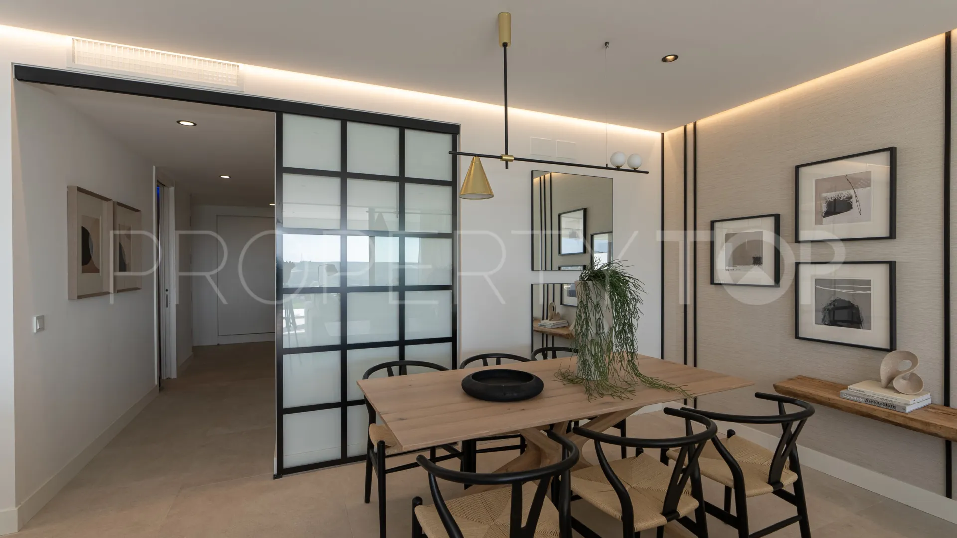 For sale 4 bedrooms apartment in Estepona