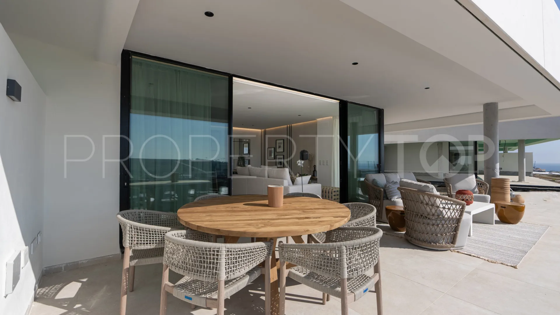 For sale 4 bedrooms apartment in Estepona