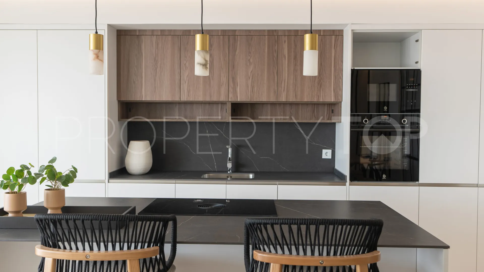 For sale 4 bedrooms apartment in Estepona