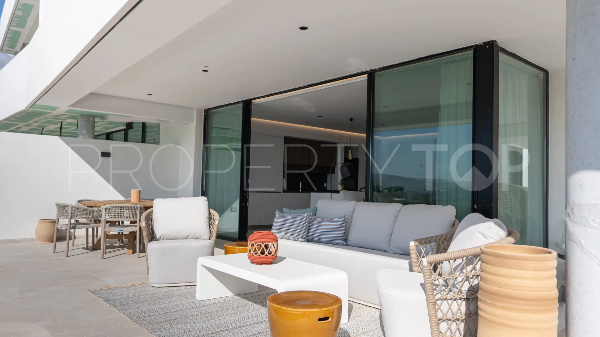 For sale 4 bedrooms apartment in Estepona