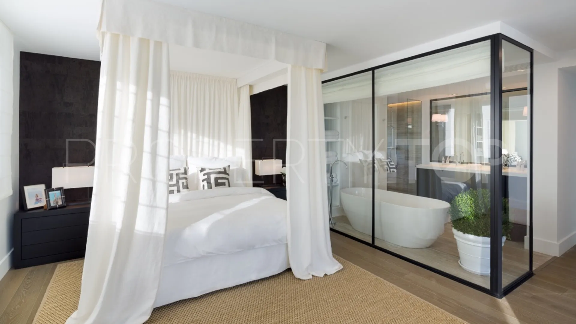 5 bedrooms Nueva Andalucia villa for sale