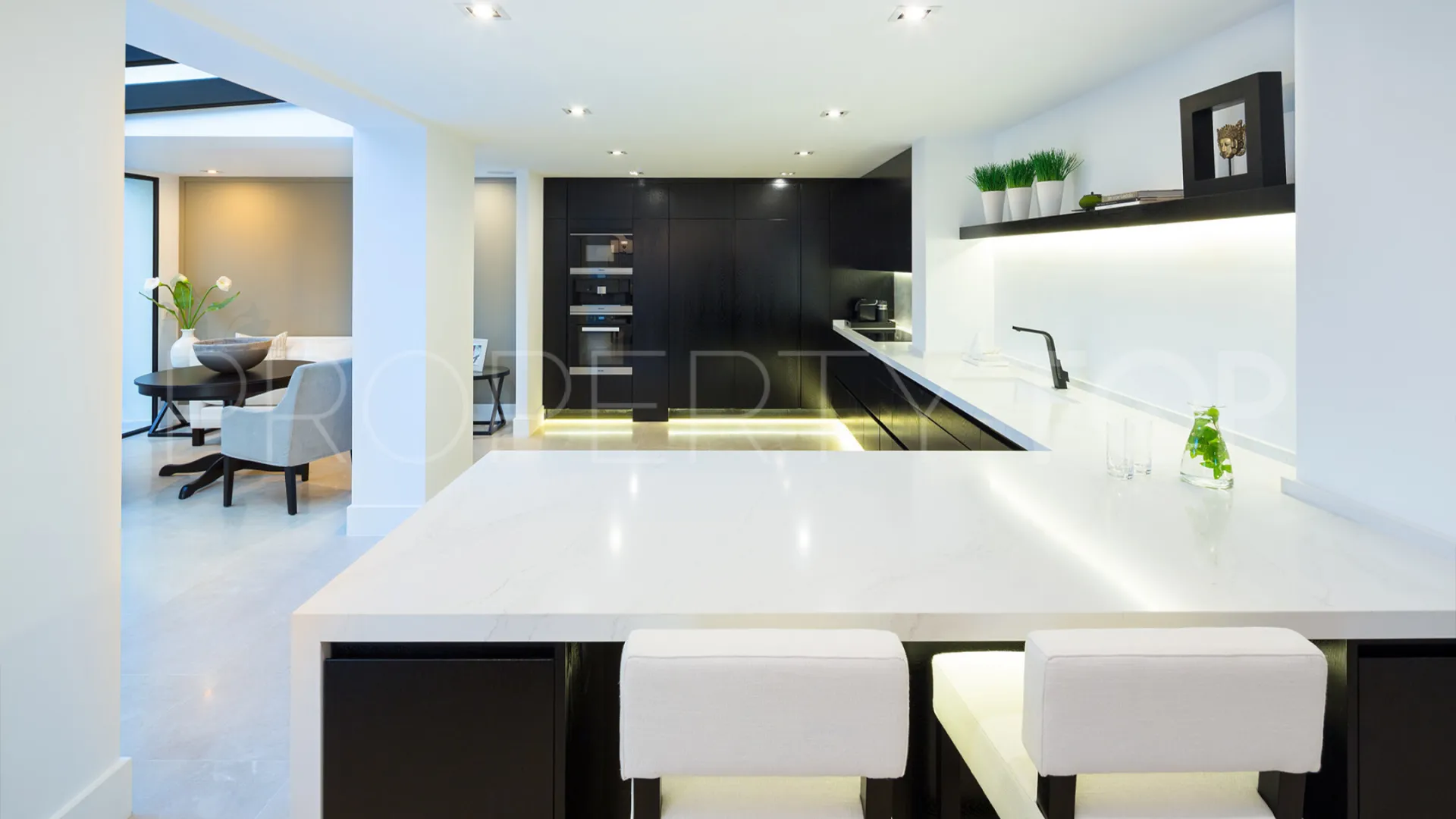 5 bedrooms Nueva Andalucia villa for sale