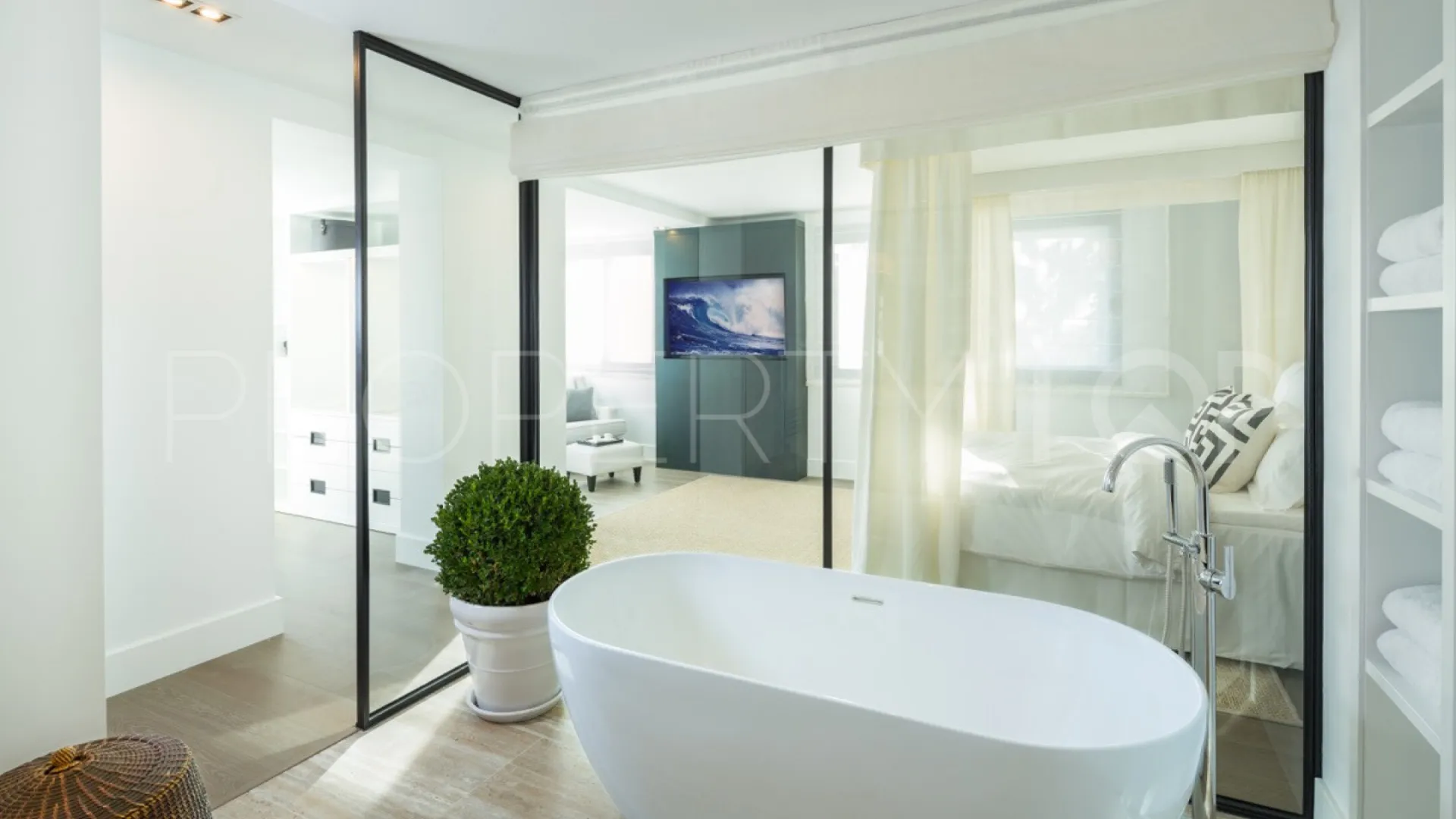 5 bedrooms Nueva Andalucia villa for sale