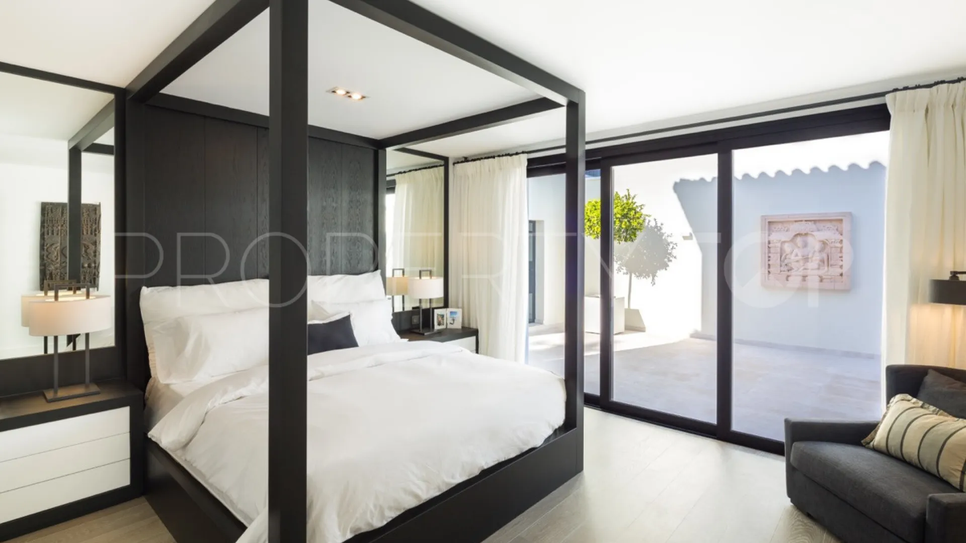 5 bedrooms Nueva Andalucia villa for sale