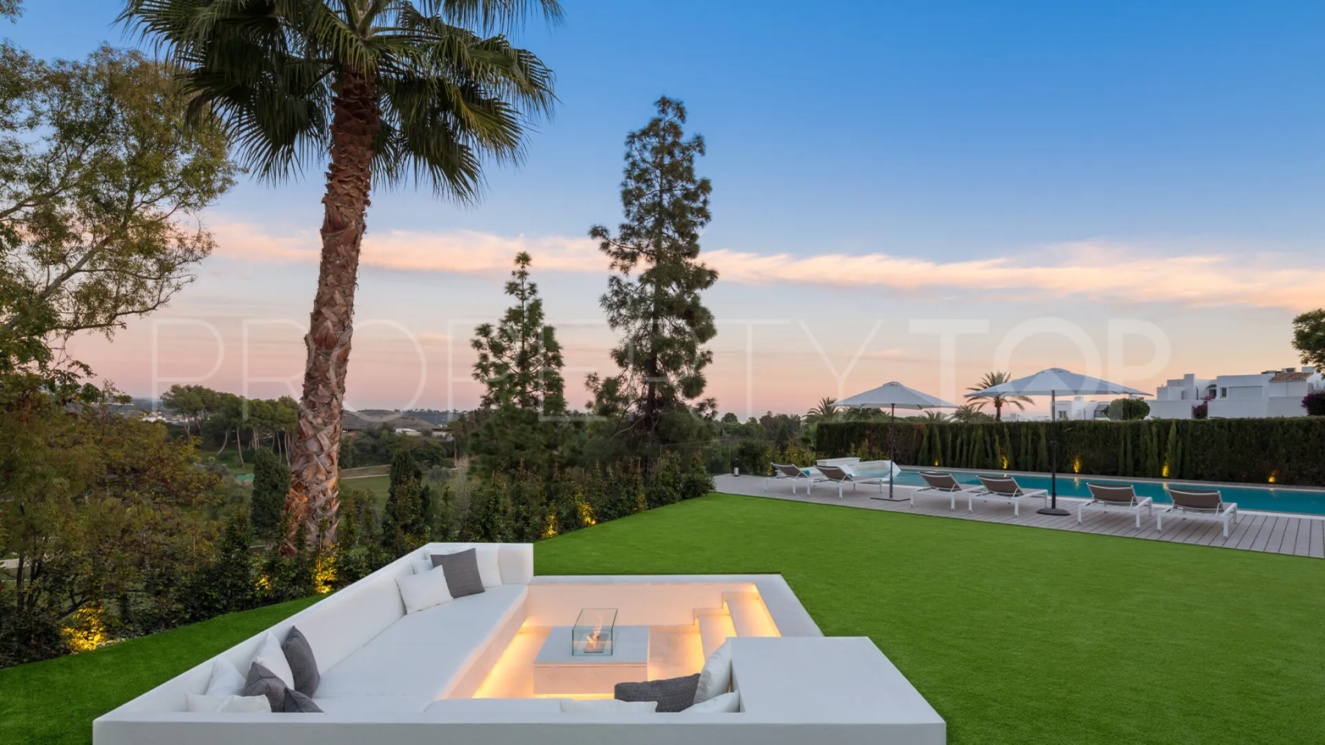 5 bedrooms Nueva Andalucia villa for sale