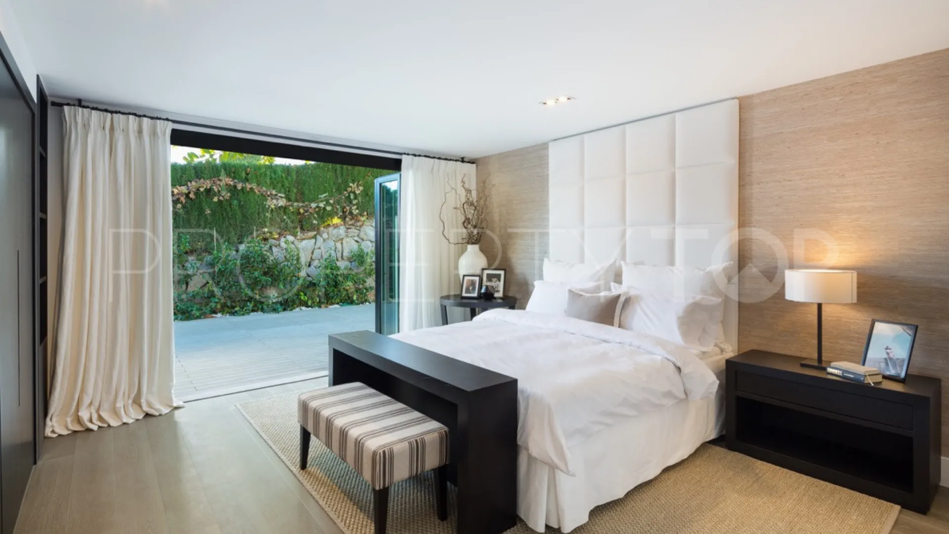 5 bedrooms Nueva Andalucia villa for sale