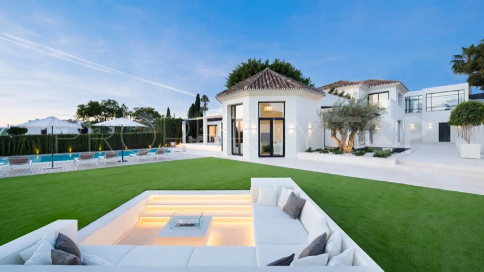 5 bedrooms Nueva Andalucia villa for sale