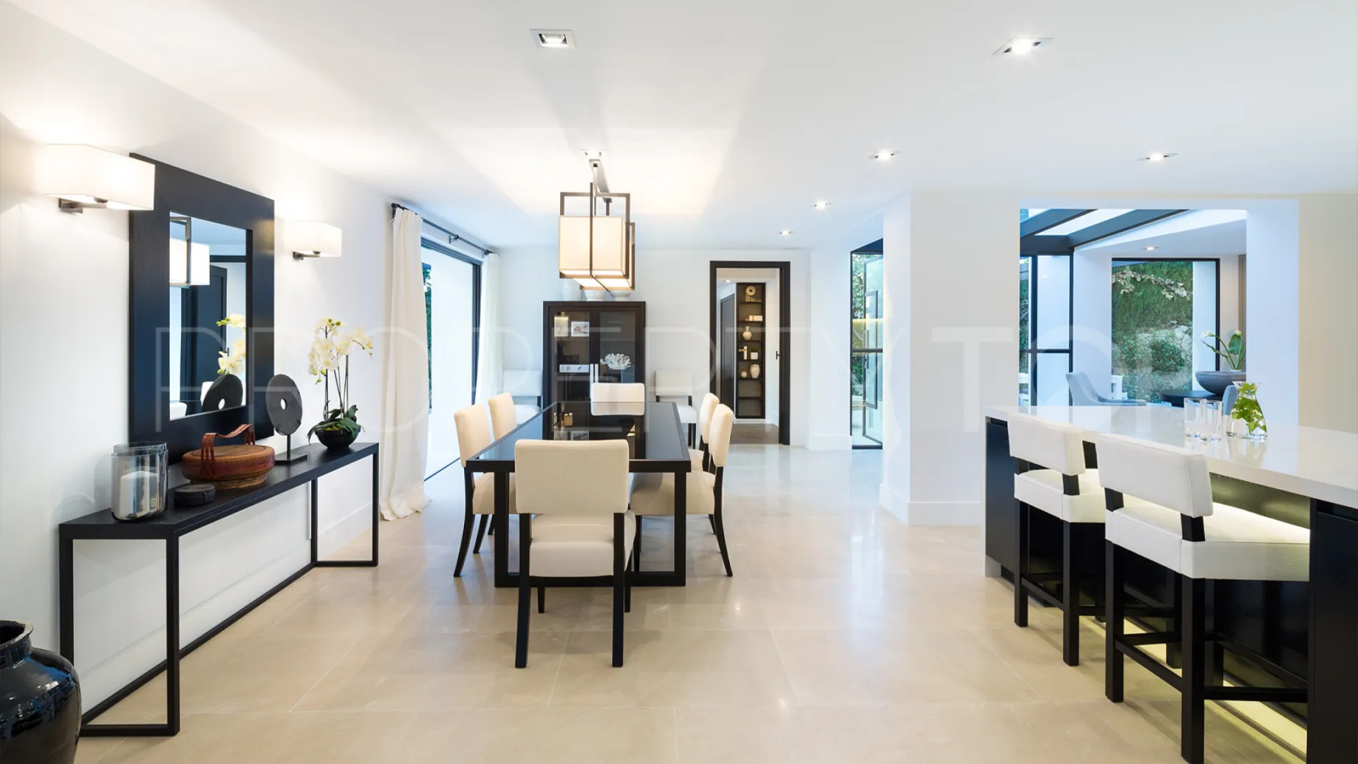 5 bedrooms Nueva Andalucia villa for sale
