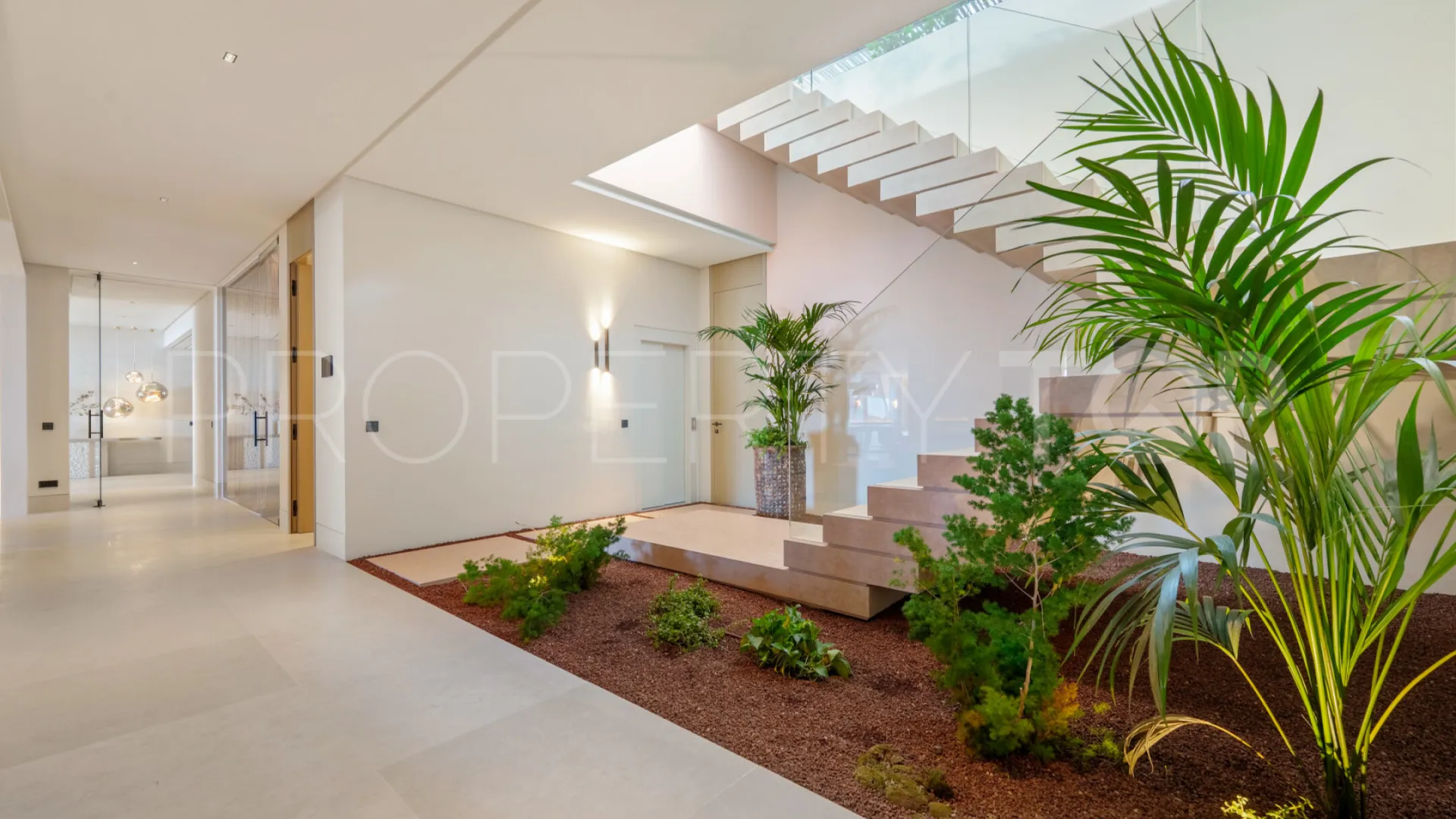 For sale villa in Benahavis with 8 bedrooms