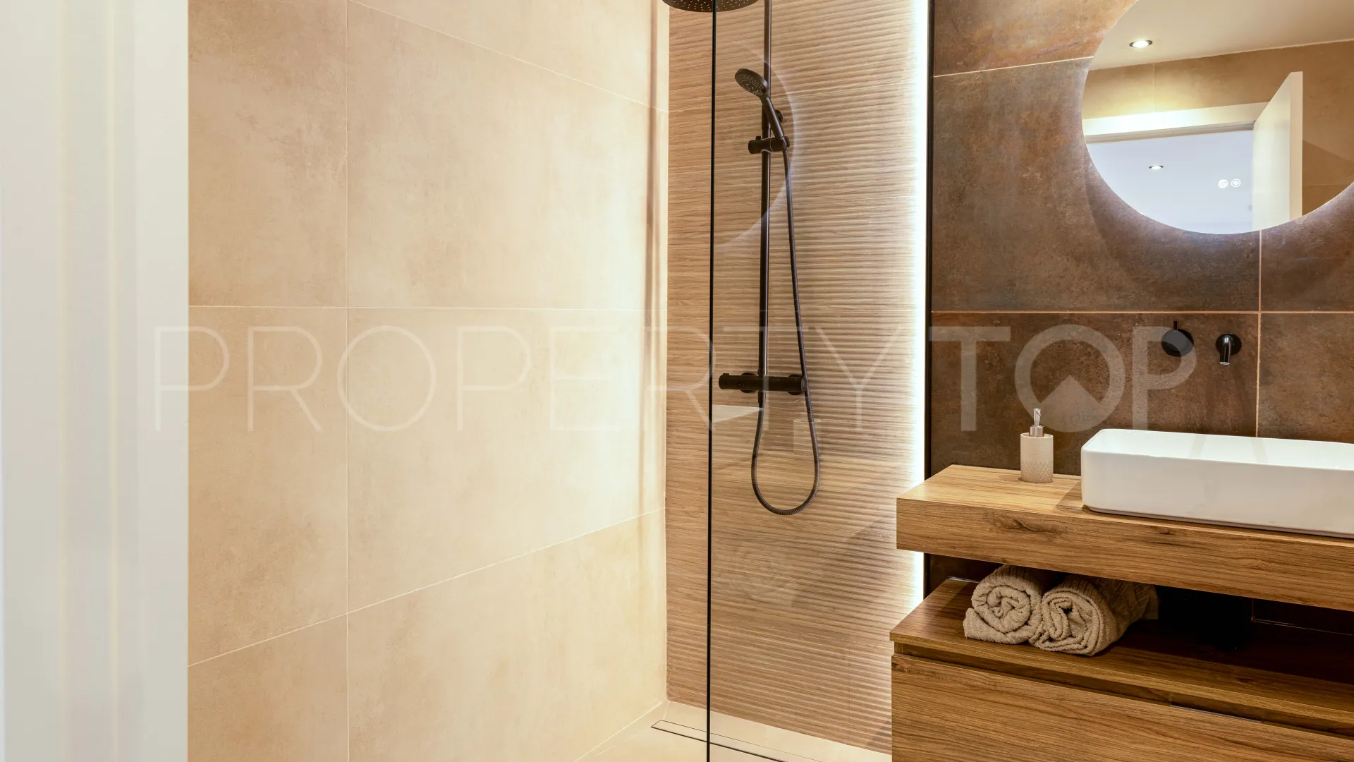 Apartamento en venta en Nueva Andalucia con 2 dormitorios