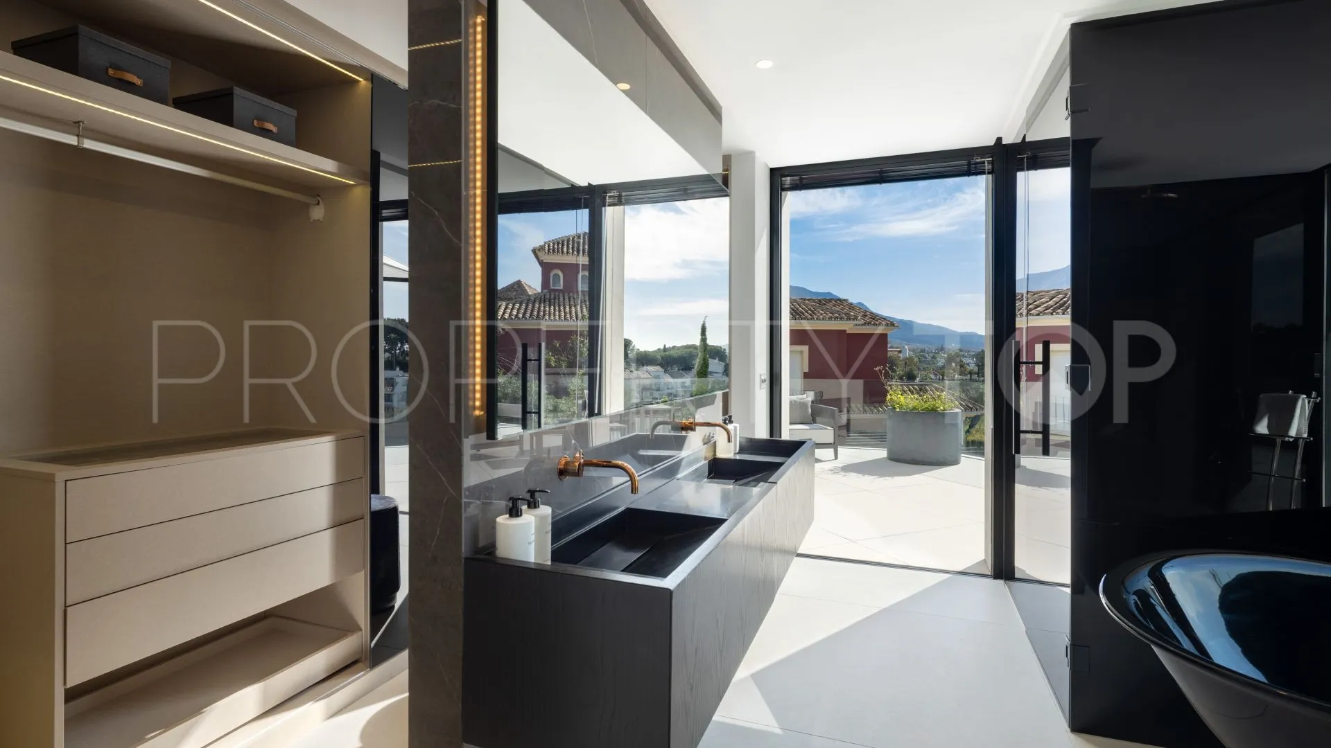 Marbella 5 bedrooms villa for sale