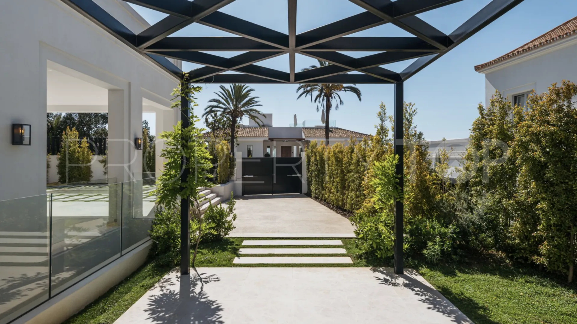 Nueva Andalucia 4 bedrooms villa for sale
