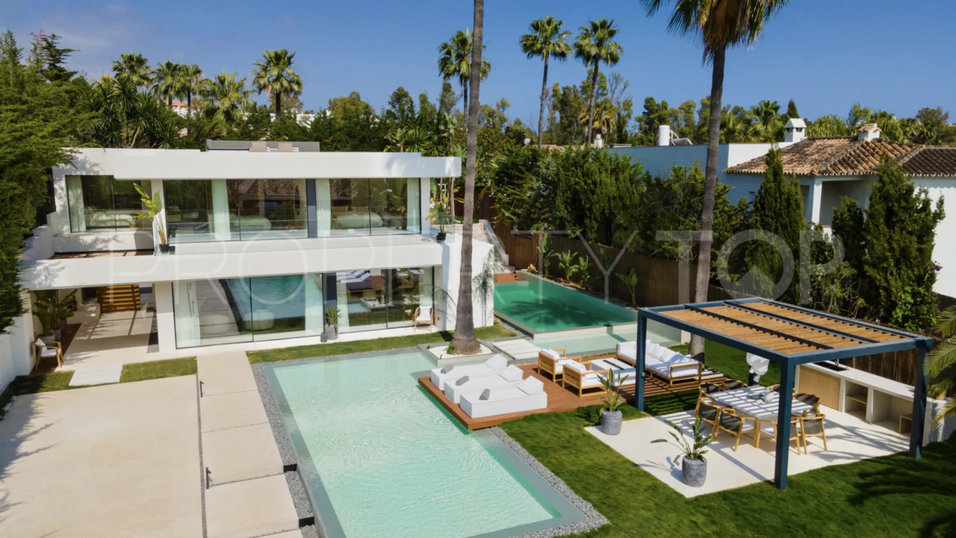 For sale villa with 4 bedrooms in Marbella