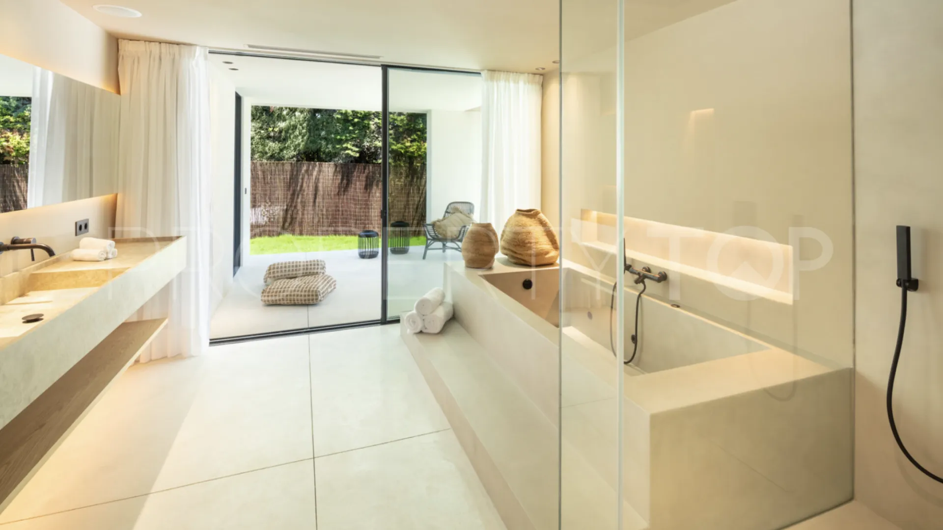 For sale villa with 4 bedrooms in Marbella
