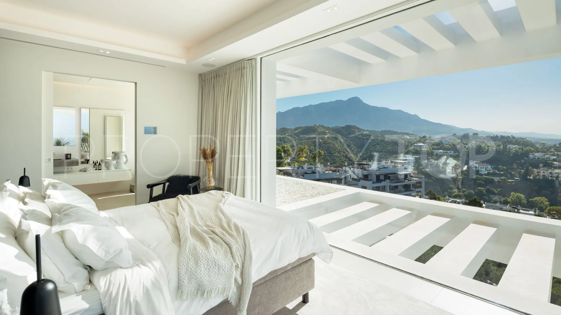 Villa for sale in Marbella with 6 bedrooms