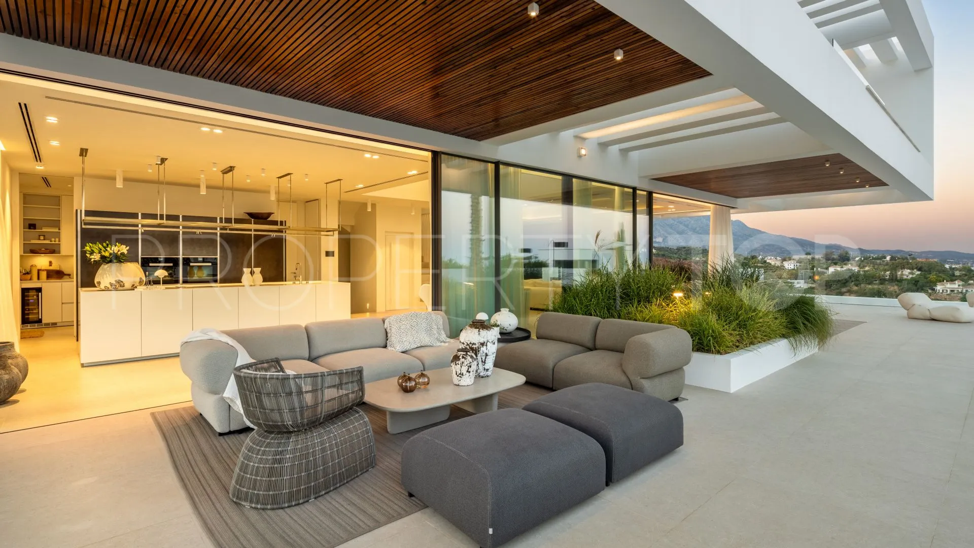 Villa for sale in Marbella with 6 bedrooms
