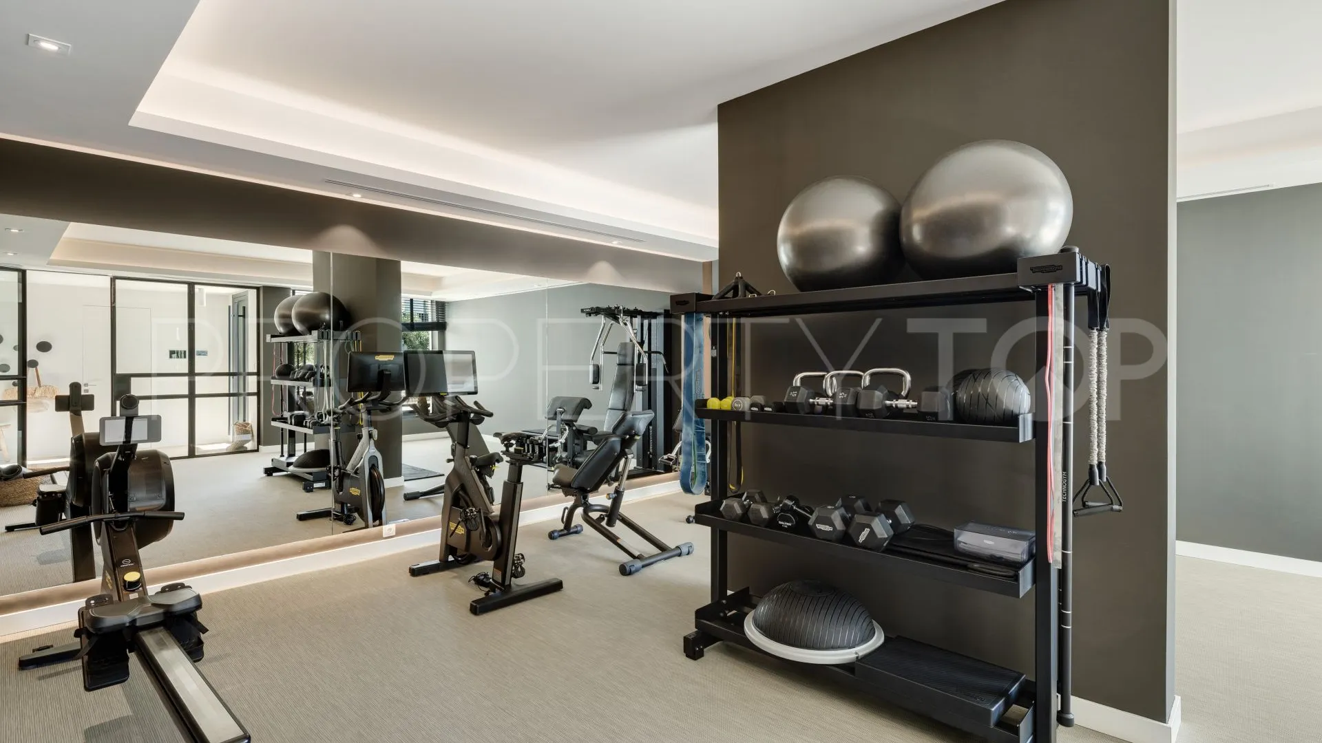 Villa for sale in Marbella with 6 bedrooms