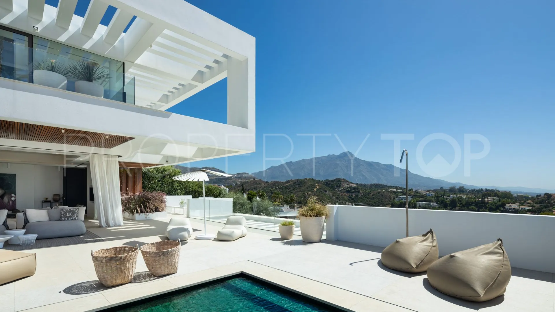 Villa for sale in Marbella with 6 bedrooms