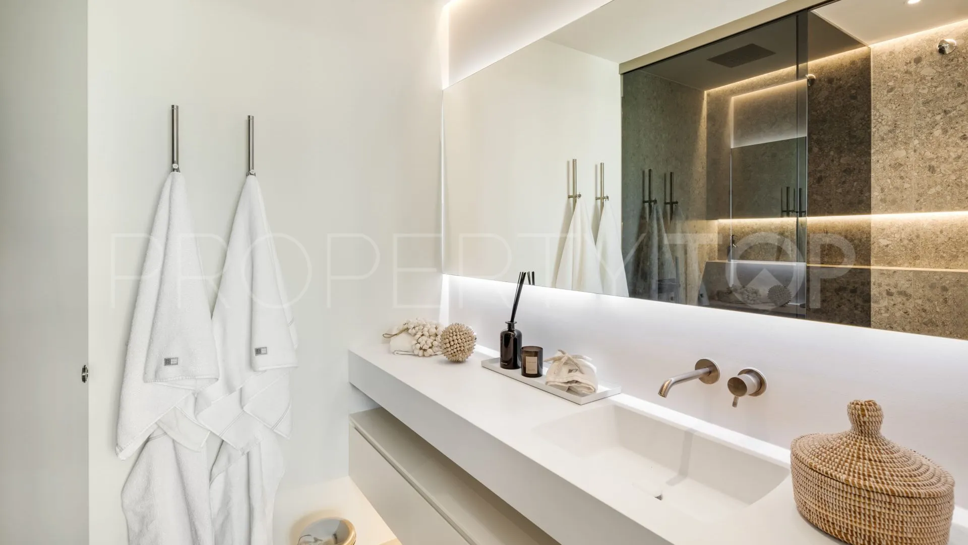 Villa for sale in Marbella with 6 bedrooms