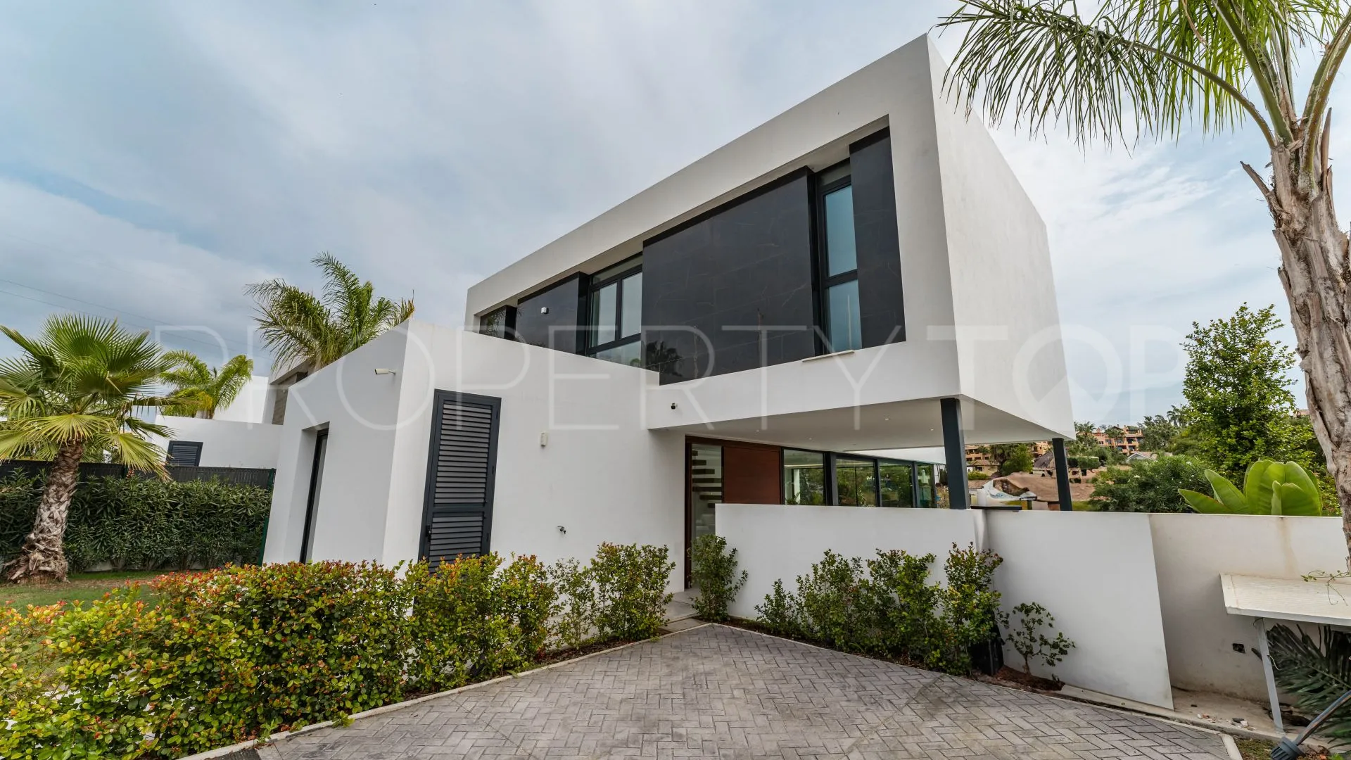 Se vende villa de 5 dormitorios en Marbella