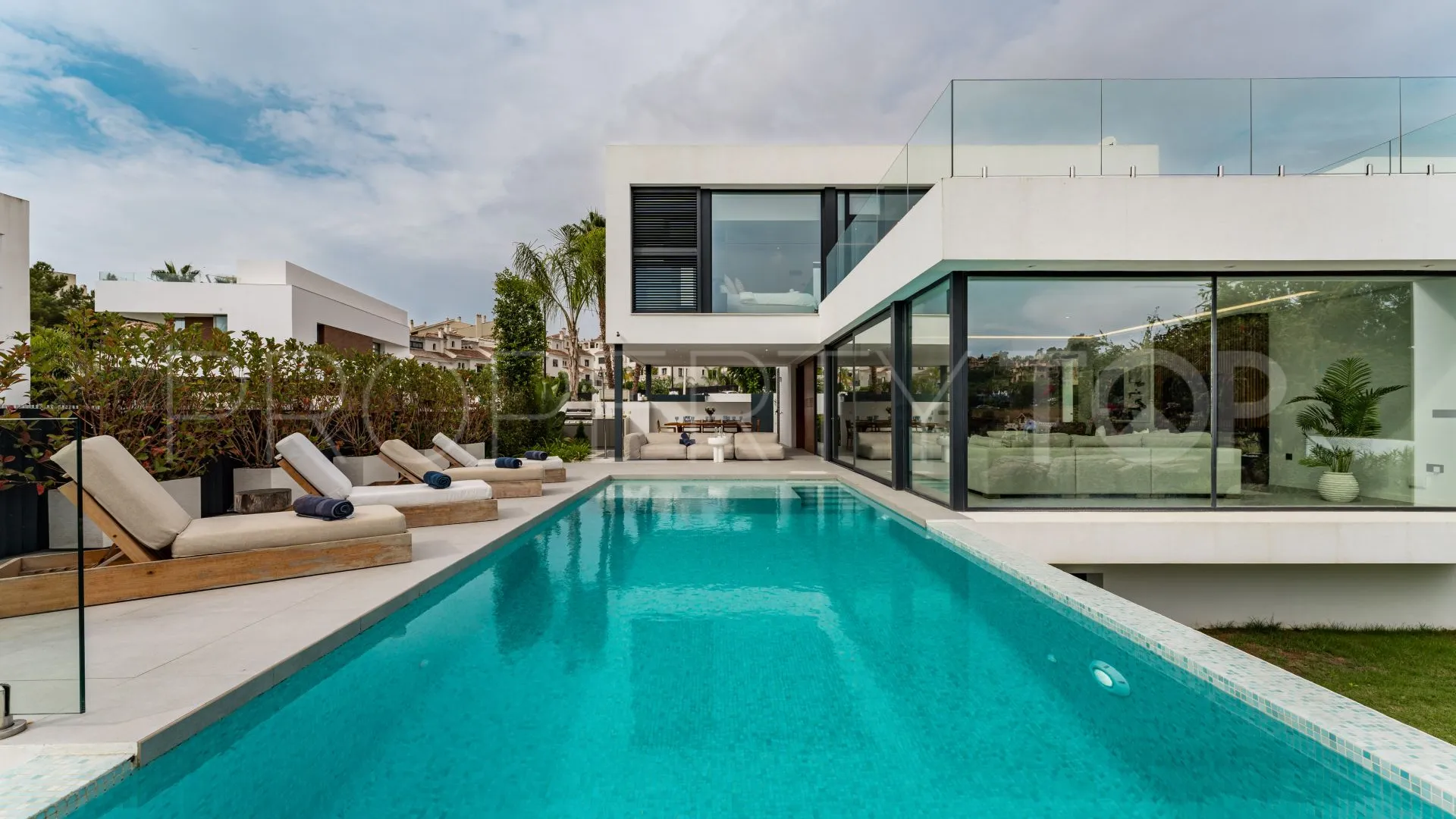 Se vende villa de 5 dormitorios en Marbella