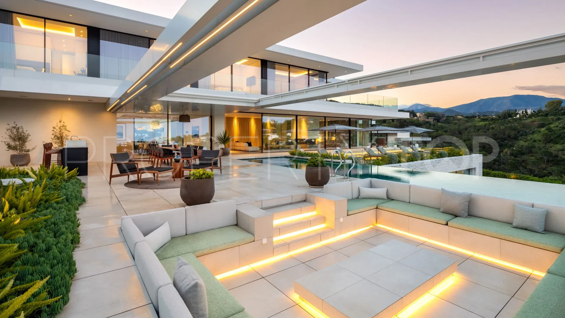 For sale villa in Marbella with 8 bedrooms