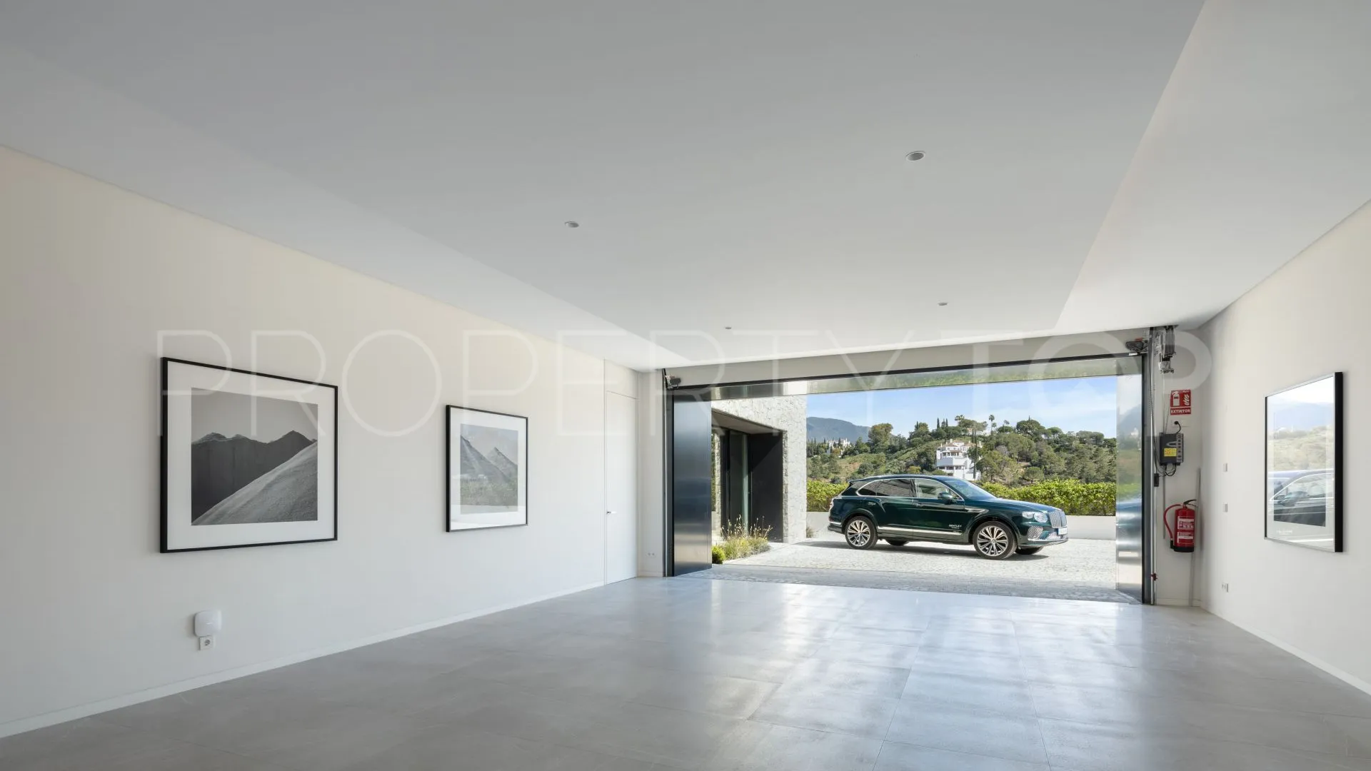 For sale villa in Marbella with 8 bedrooms