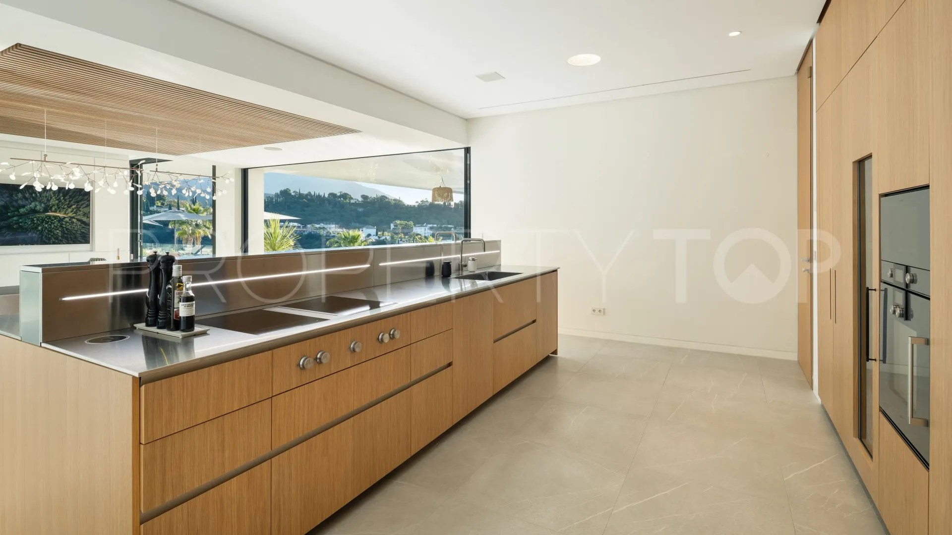 For sale villa in Marbella with 8 bedrooms