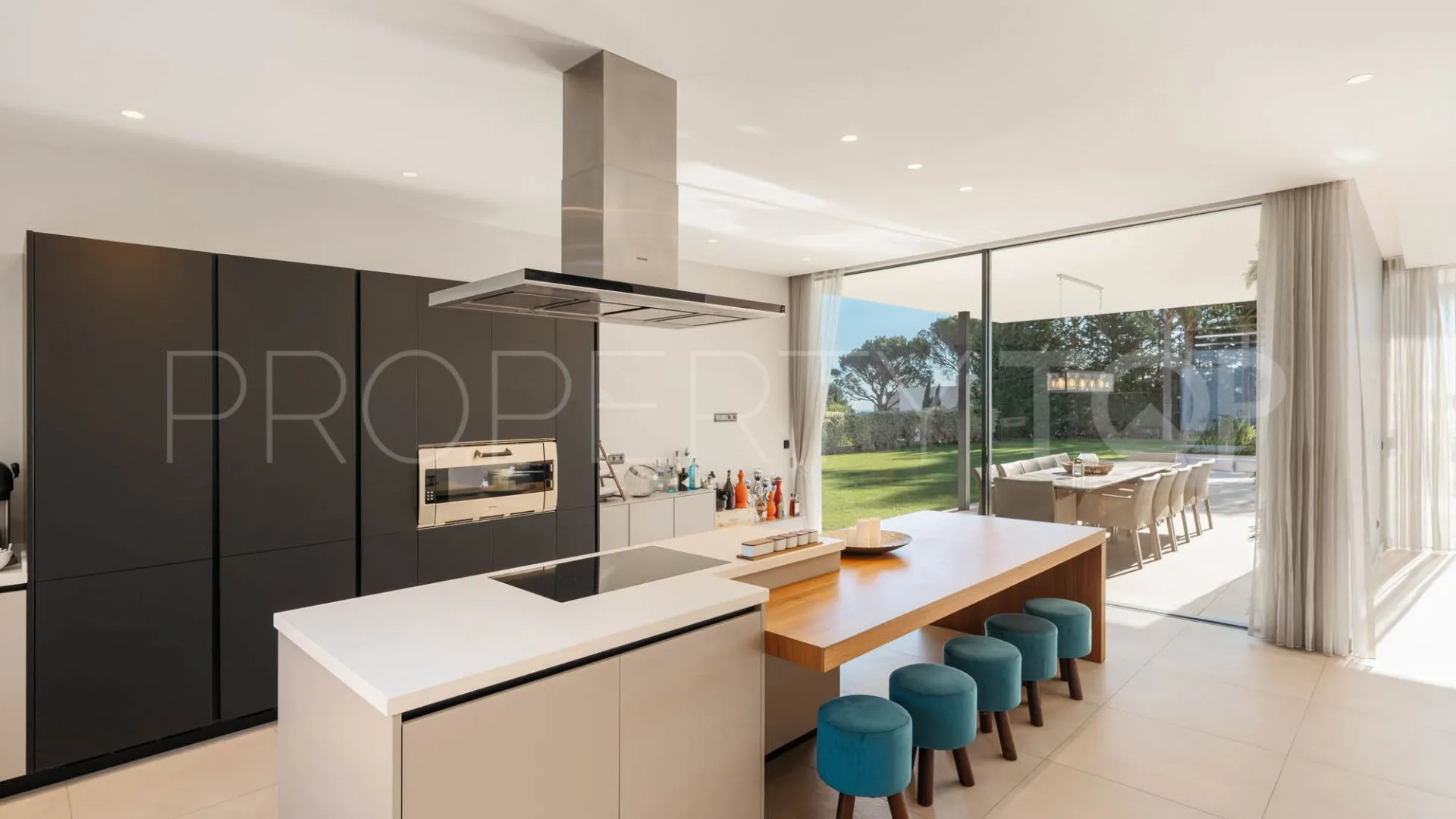 5 bedrooms villa for sale in Marbella
