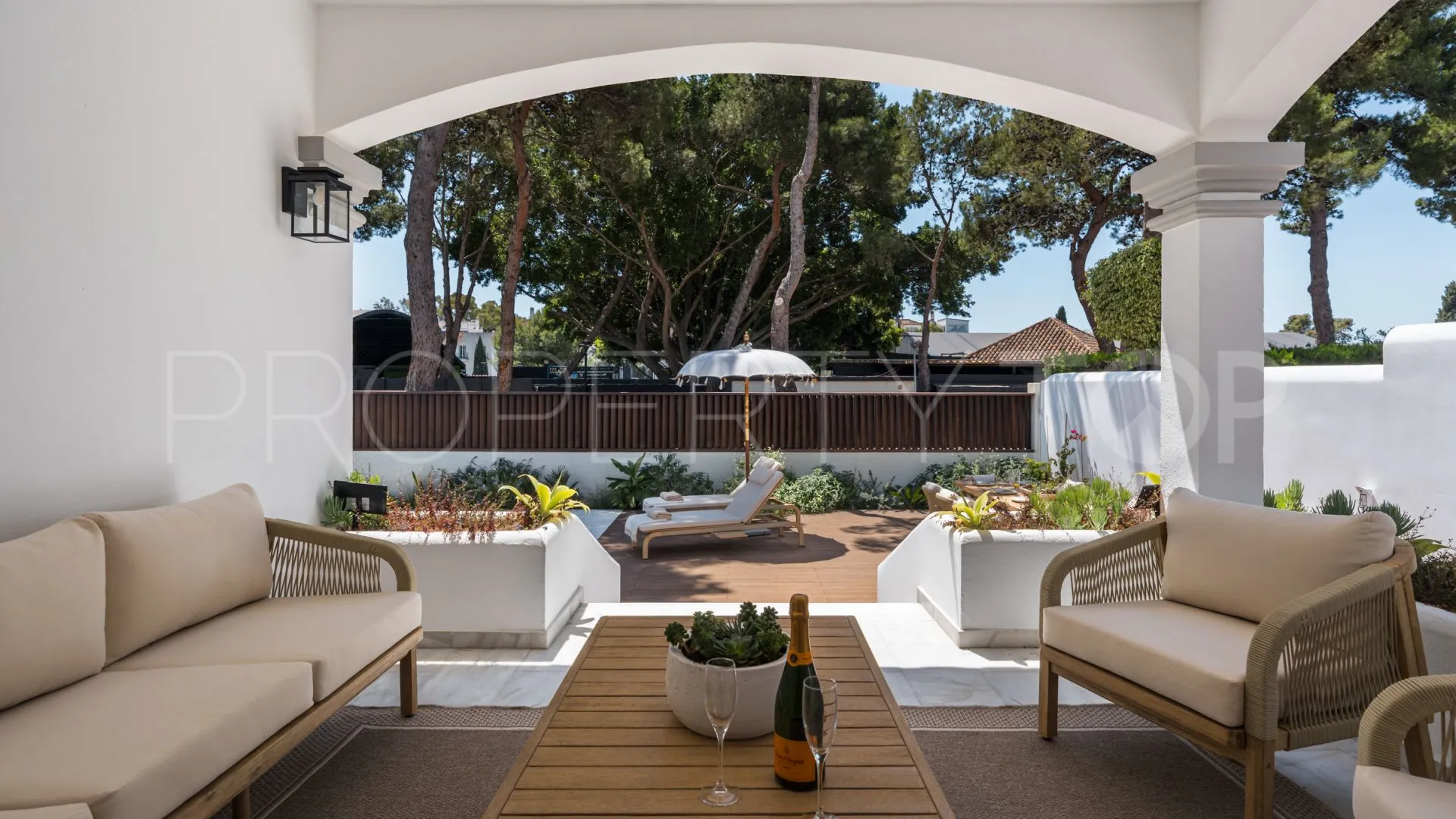 Buy villa with 6 bedrooms in Marbella