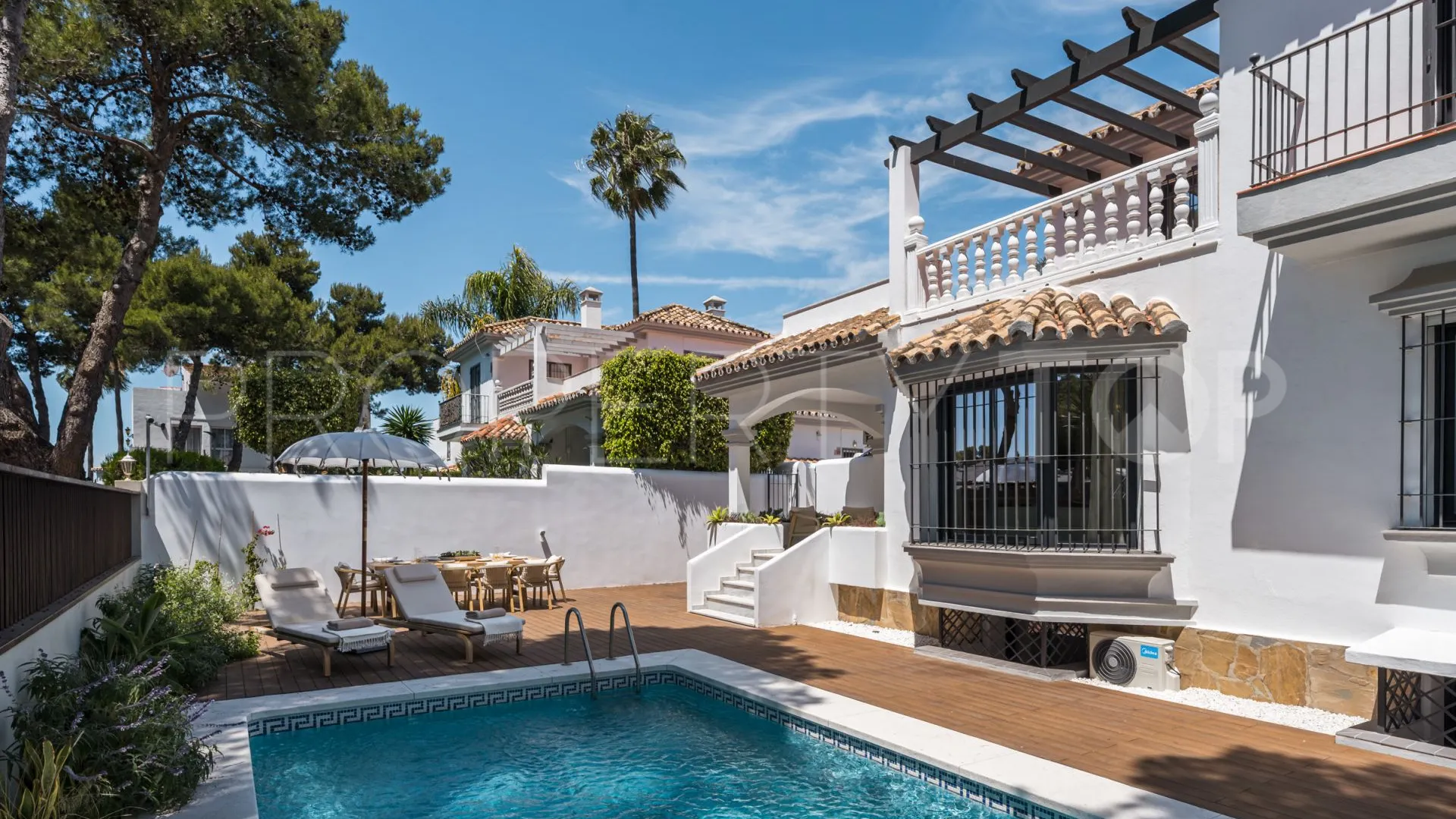 Buy villa with 6 bedrooms in Marbella