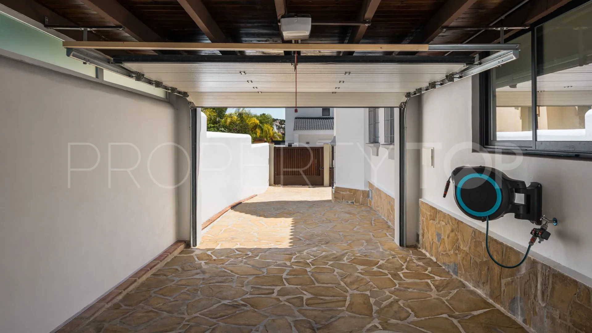 Buy villa with 6 bedrooms in Marbella