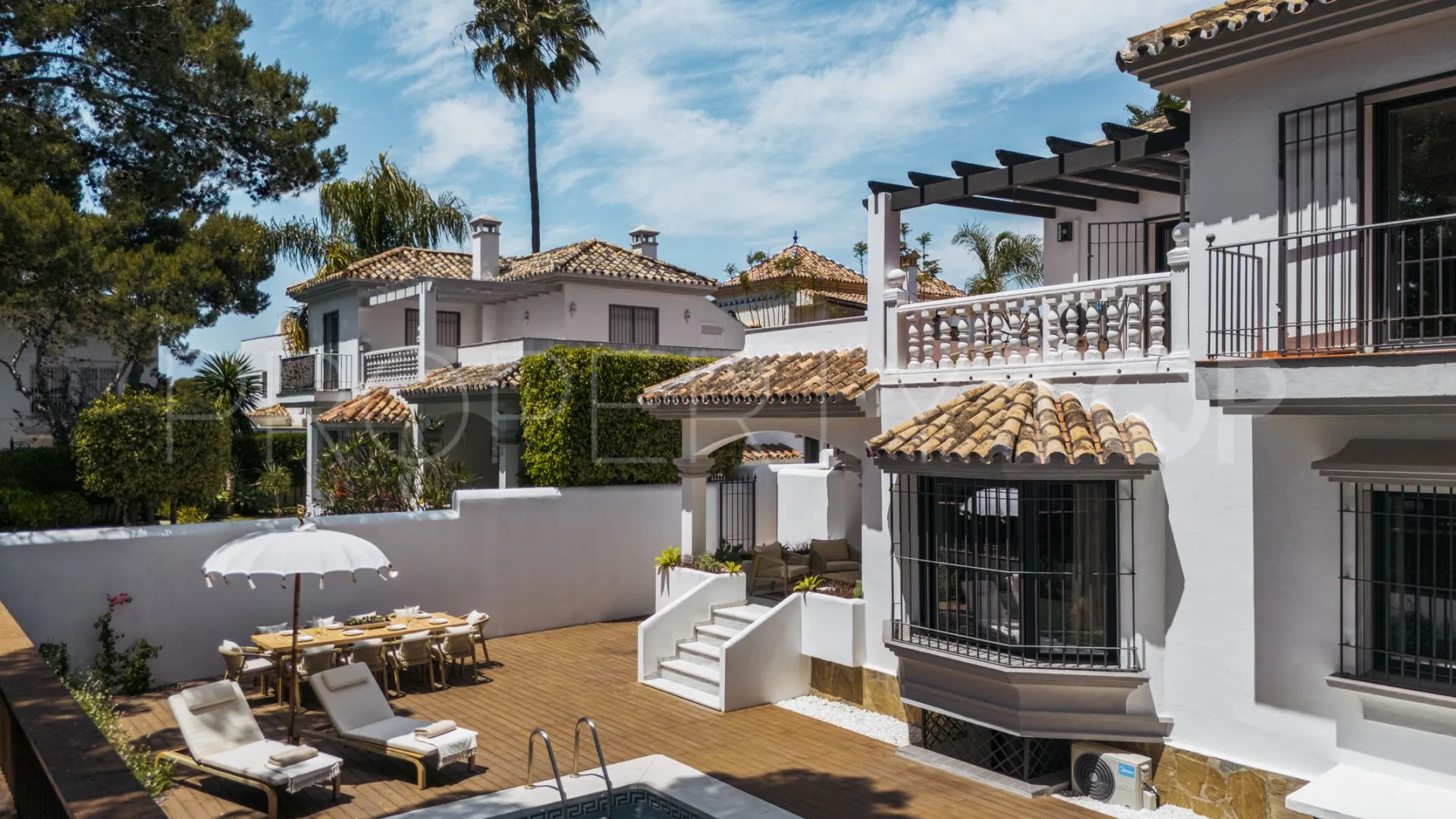 Buy villa with 6 bedrooms in Marbella