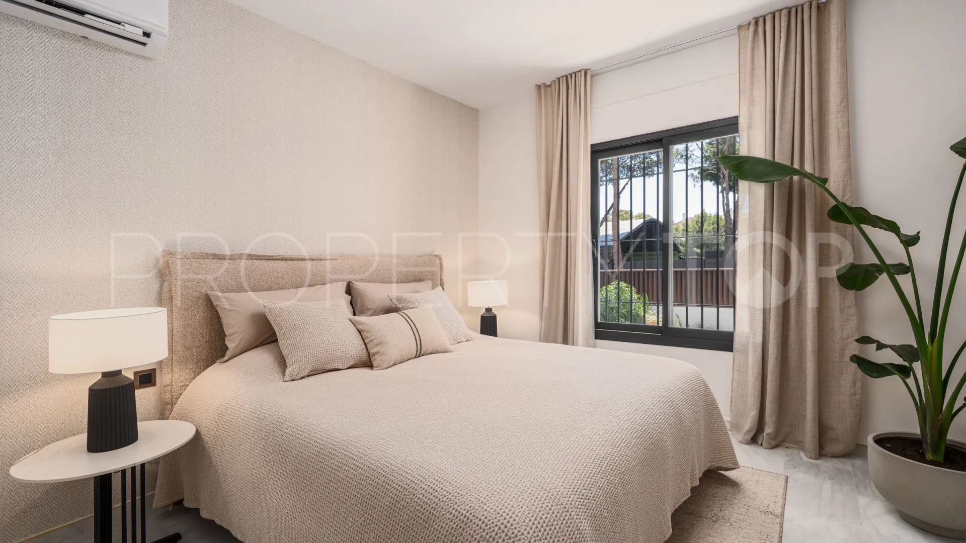 Buy villa with 6 bedrooms in Marbella