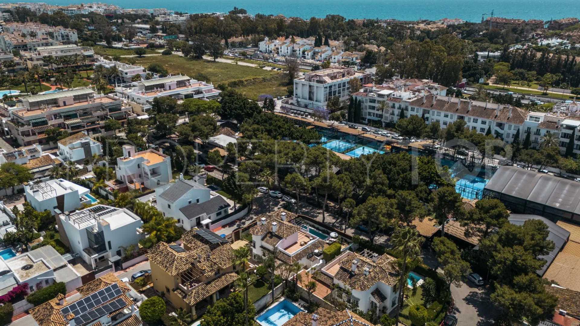 Buy villa with 6 bedrooms in Marbella
