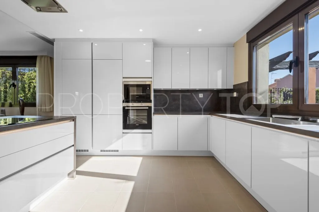 Comprar villa en Estepona con 4 dormitorios