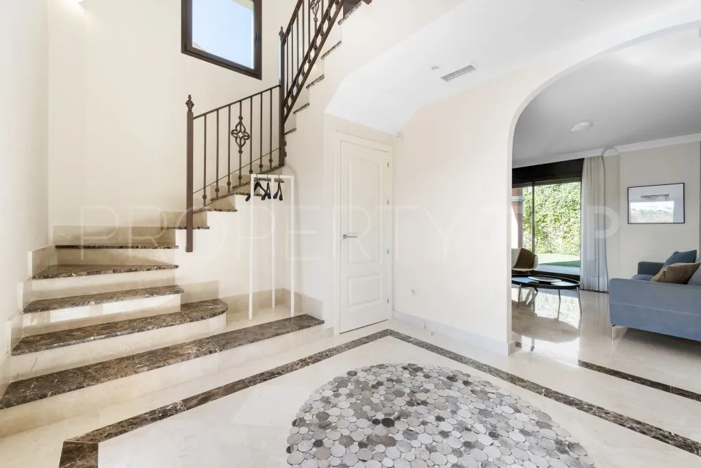Comprar villa en Estepona con 4 dormitorios