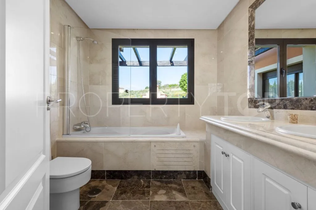 Comprar villa en Estepona con 4 dormitorios