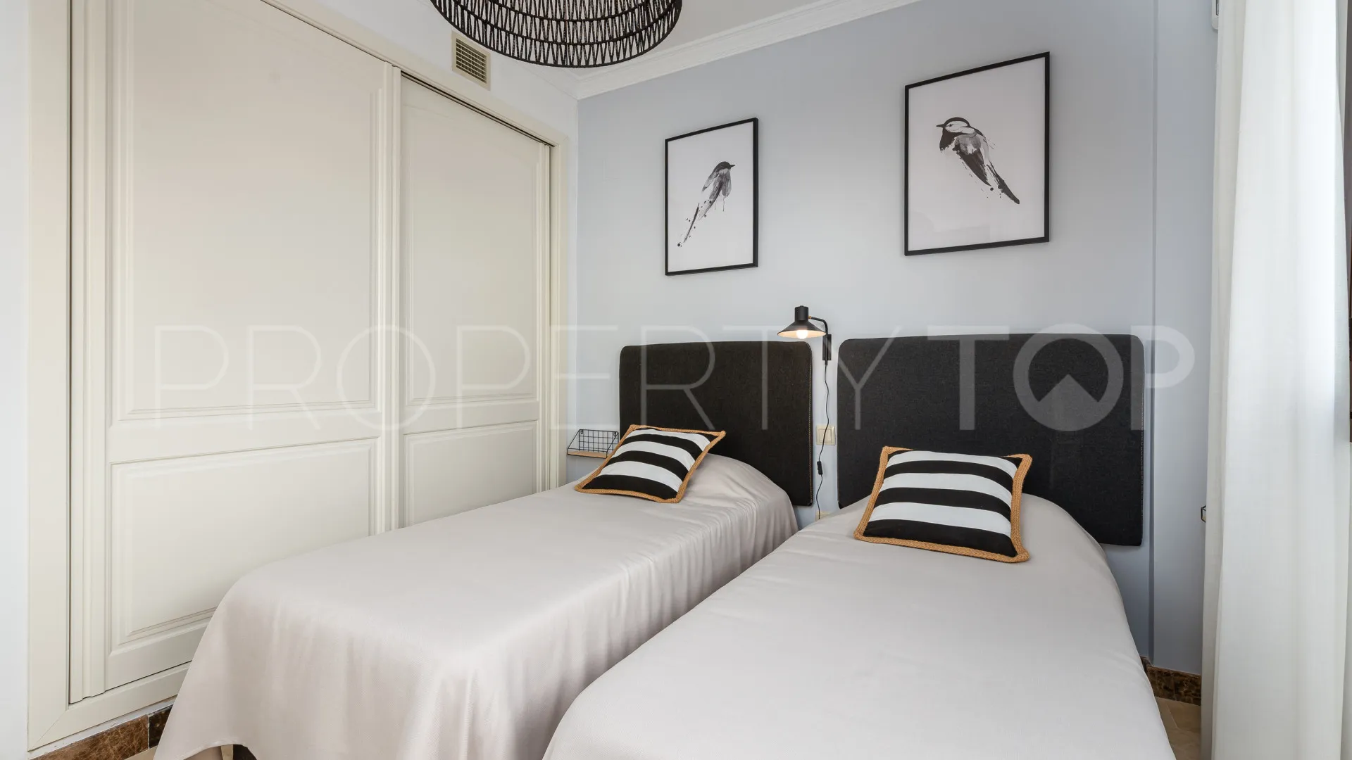 Comprar villa en Estepona con 4 dormitorios