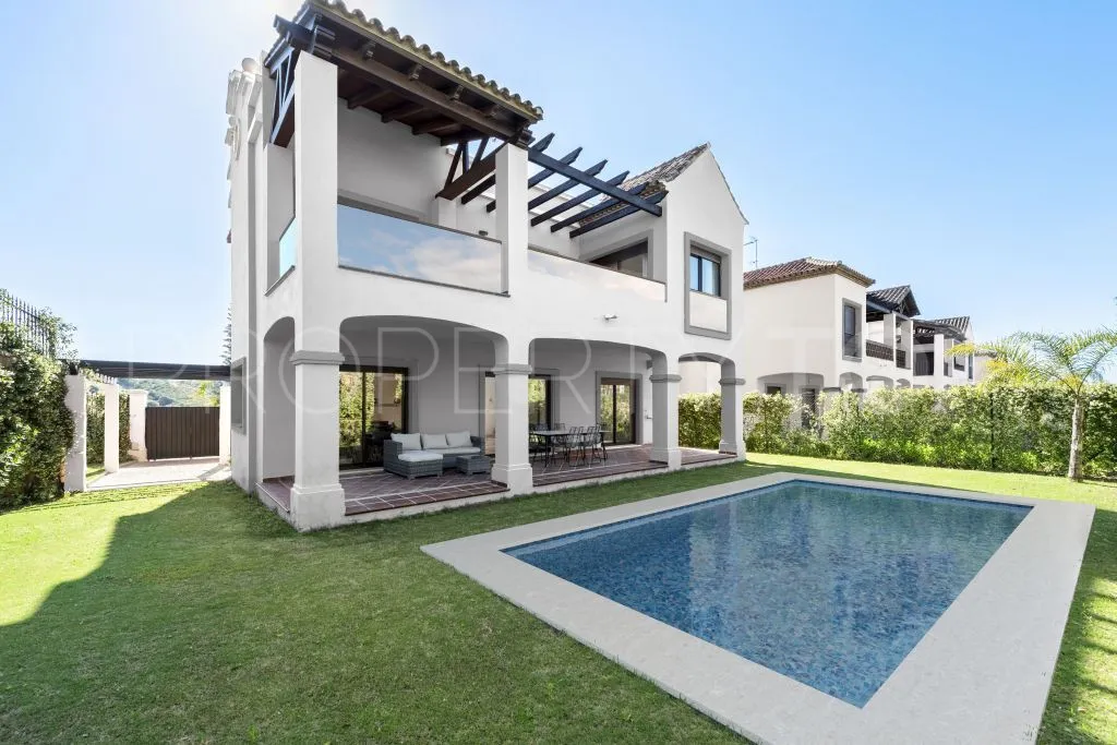 Comprar villa en Estepona con 4 dormitorios
