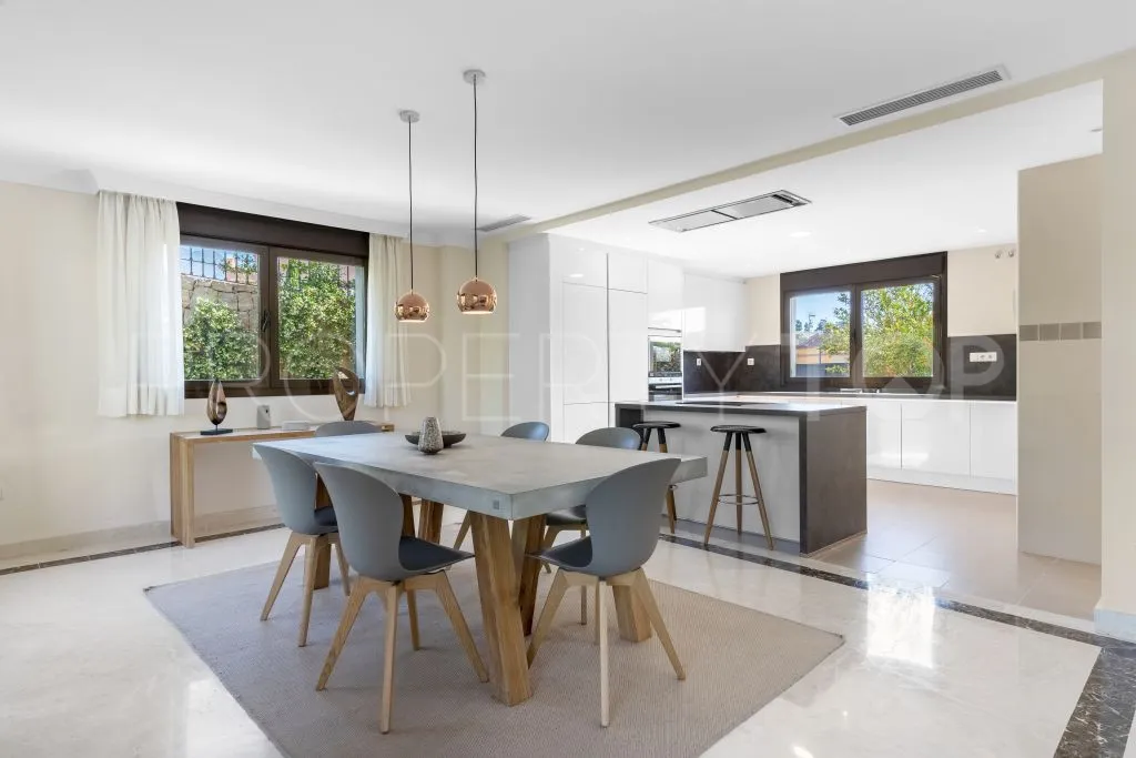 Comprar villa en Estepona con 4 dormitorios
