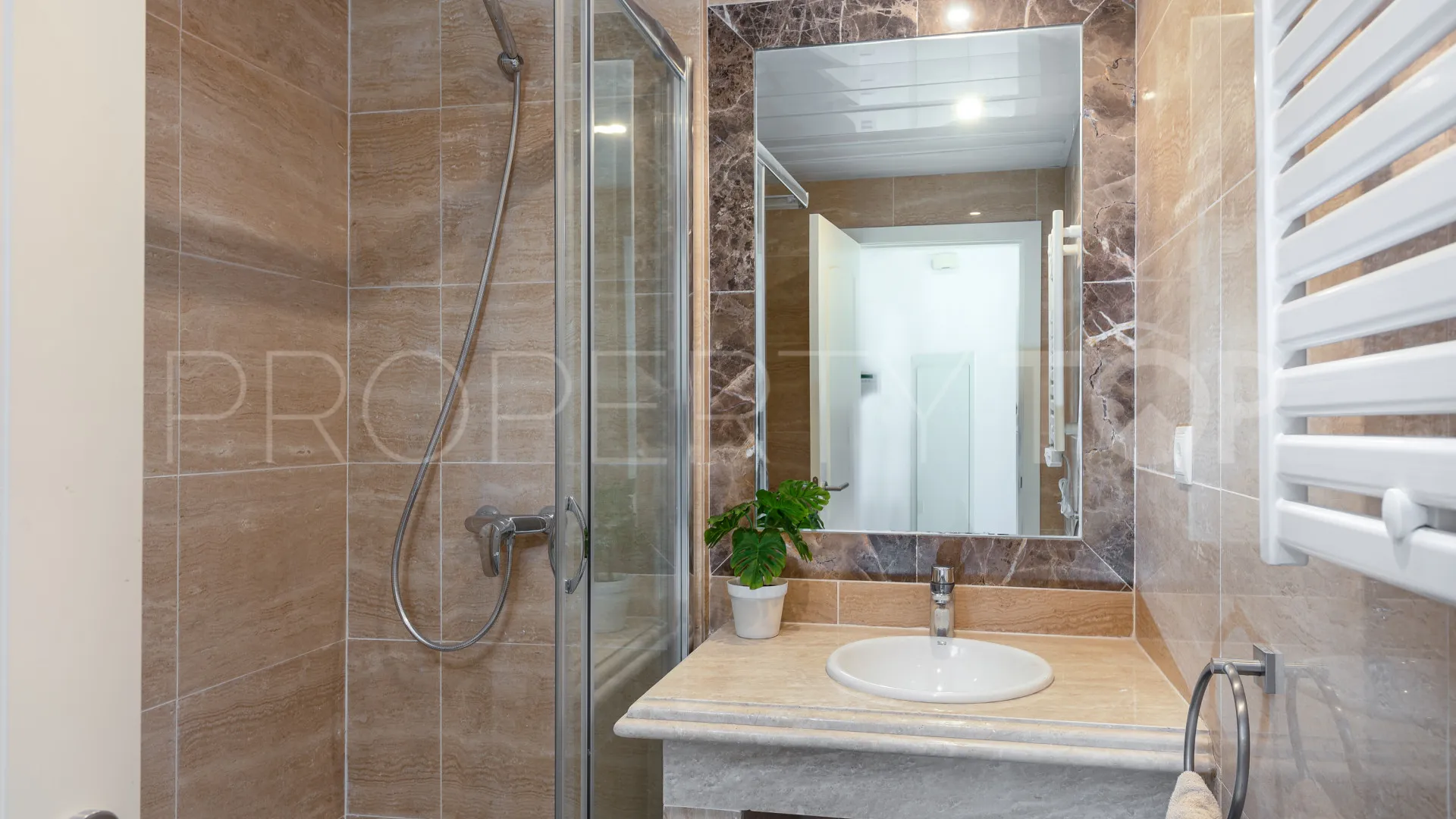 Comprar villa en Estepona con 4 dormitorios