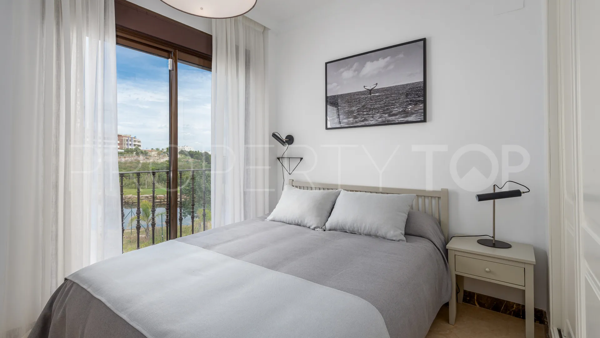 Comprar villa en Estepona con 4 dormitorios