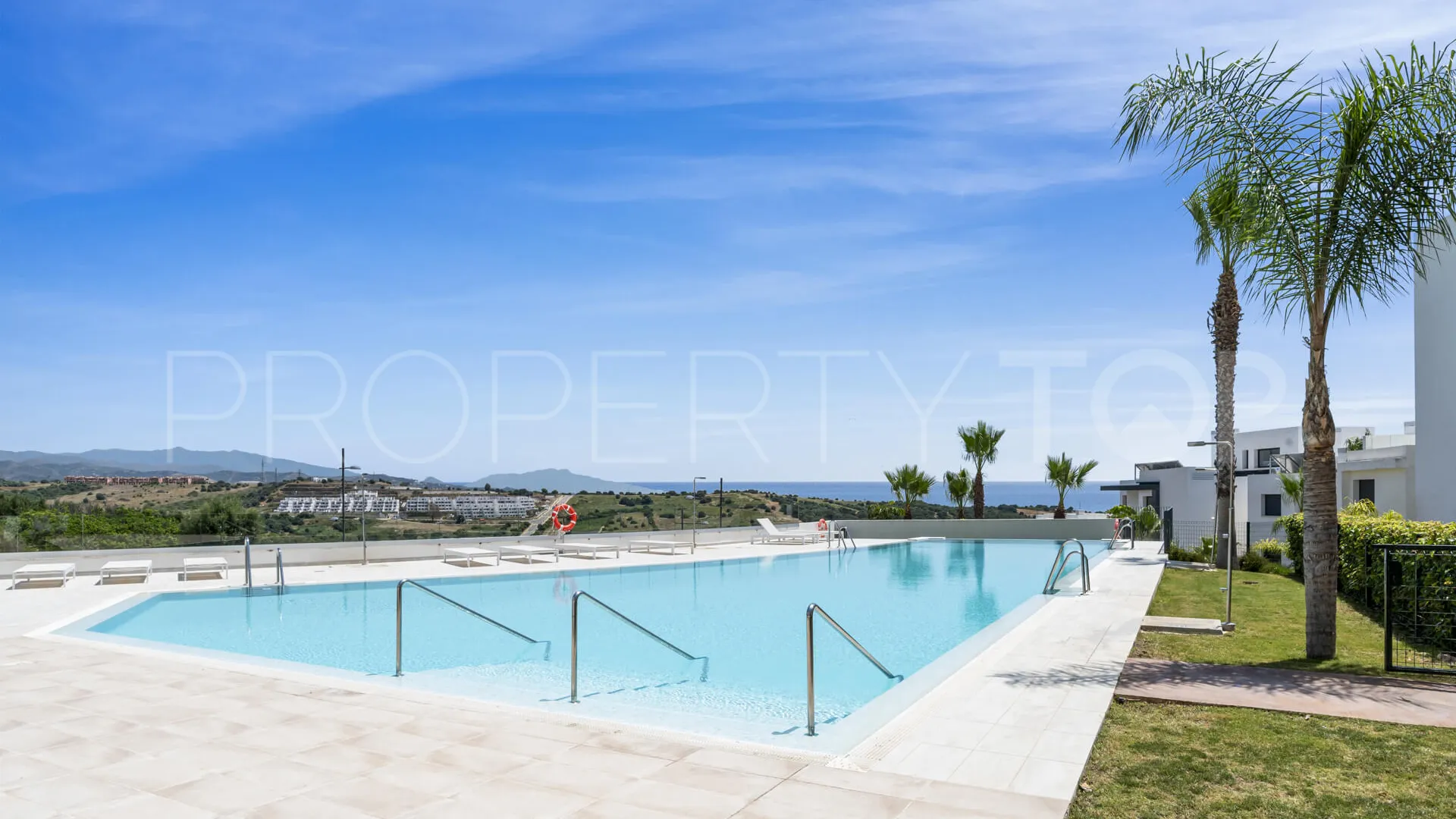Se vende apartamento planta baja en Estepona Golf con 2 dormitorios